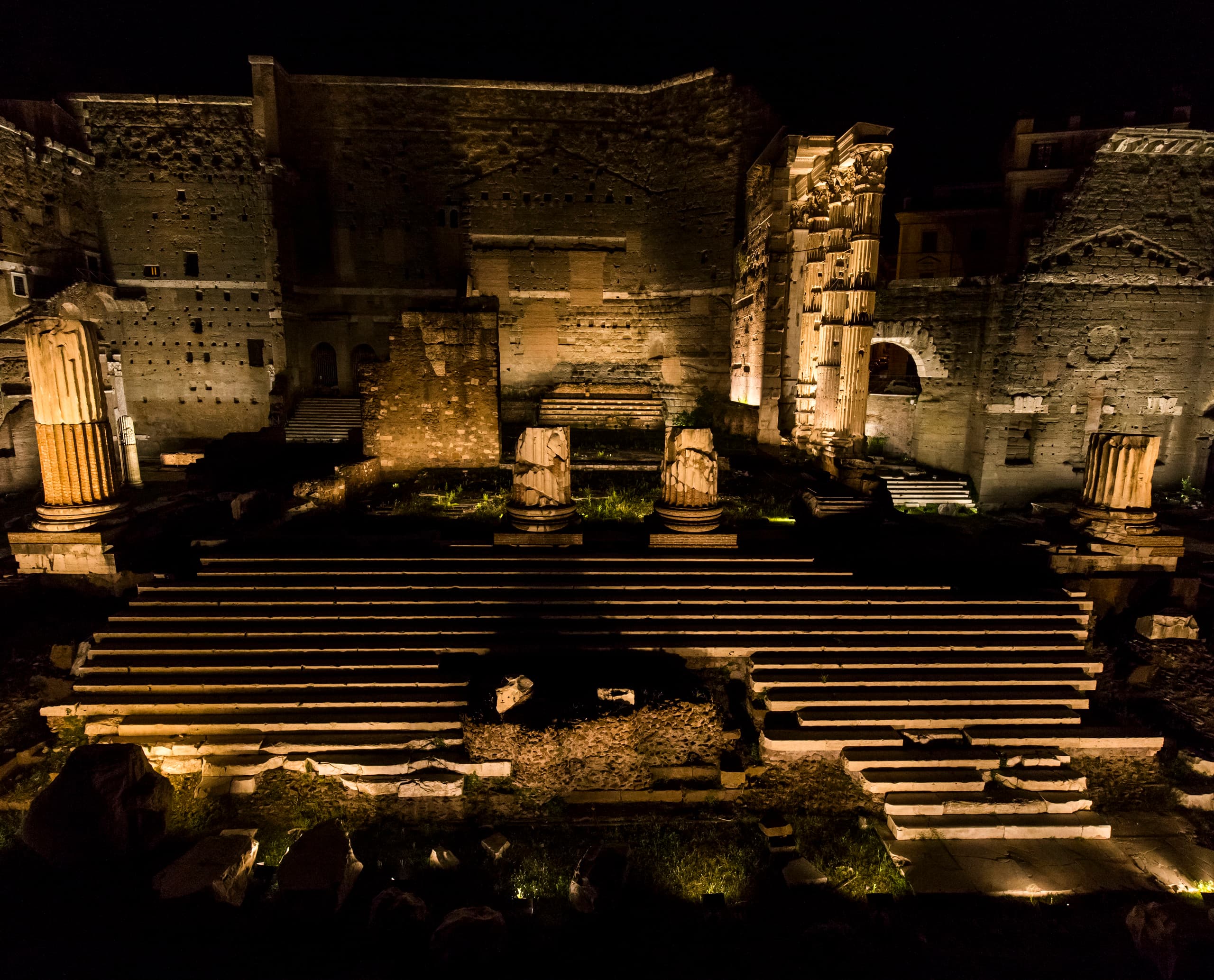 Beleuchtete Ruinen des Forum Romanum bei Nacht mit ERCO Außenleuchten.