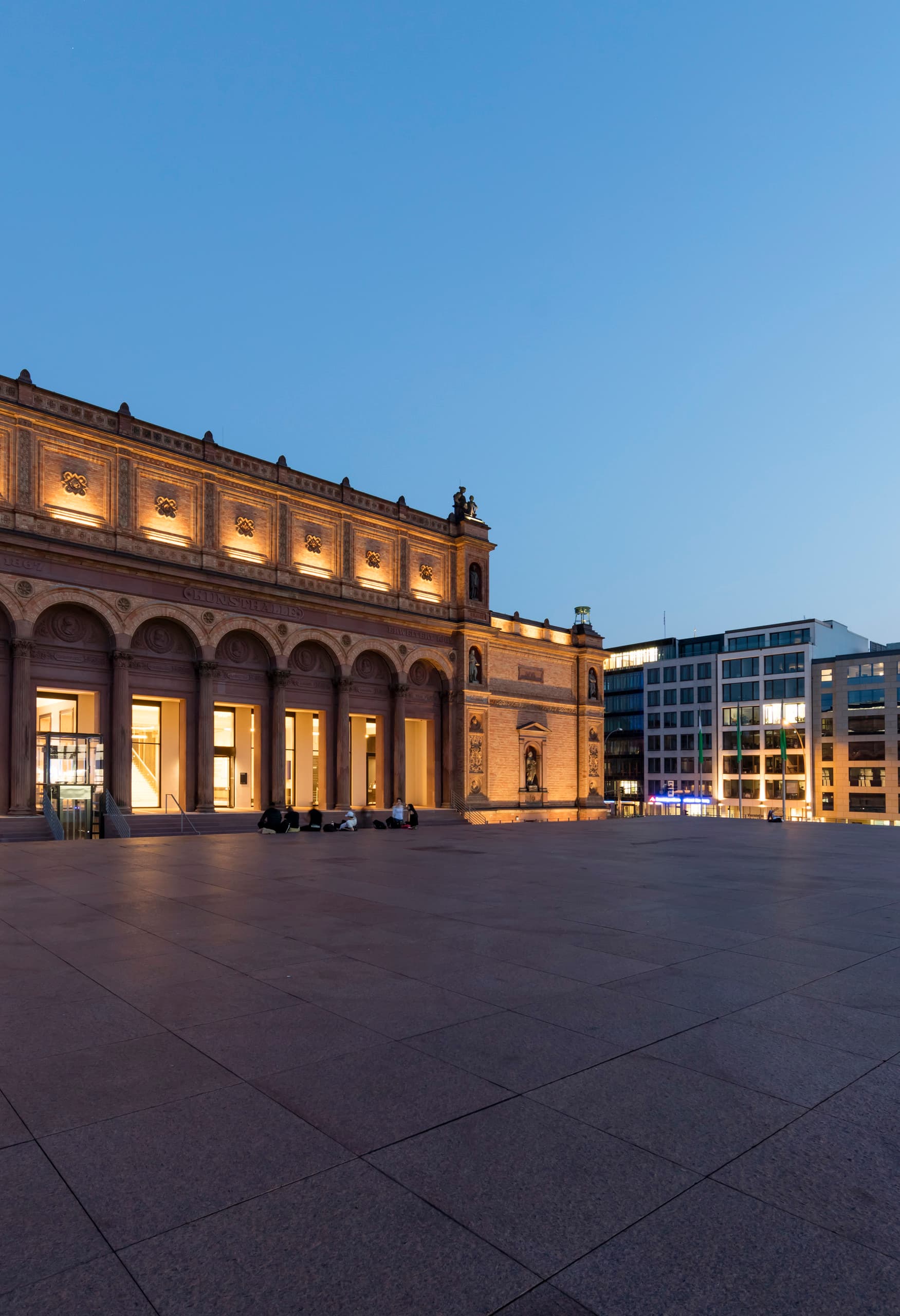 Beleuchtete Fassade der Alten Nationalgalerie in Berlin bei Nacht.