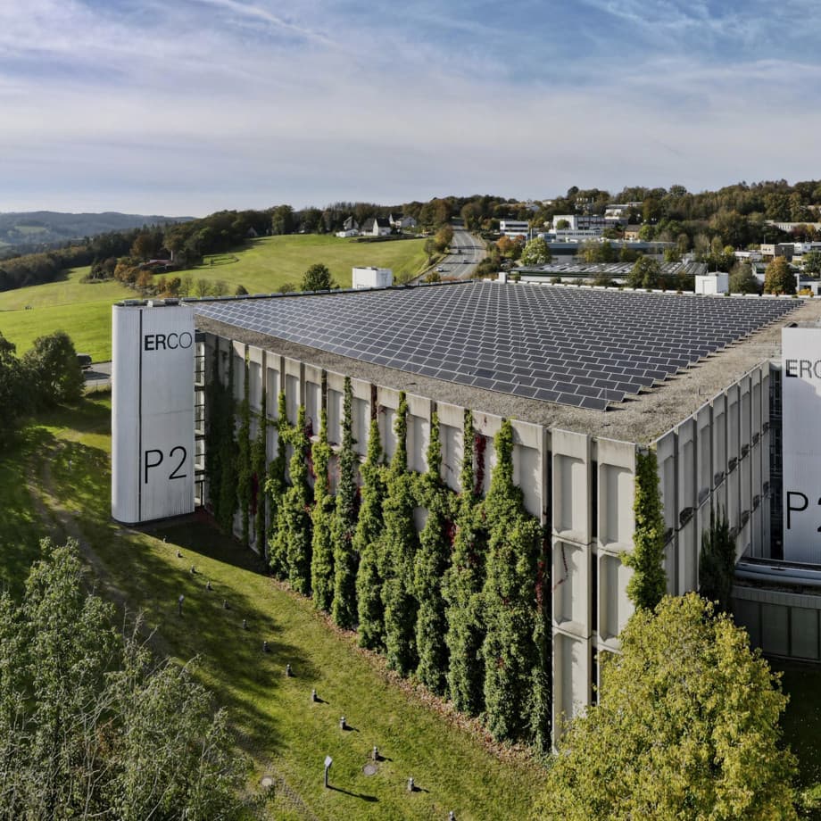 ERCO Lichtfabrik mit Solaranlage, nachhaltige Beleuchtungsproduktion im Fokus von Greenology.
