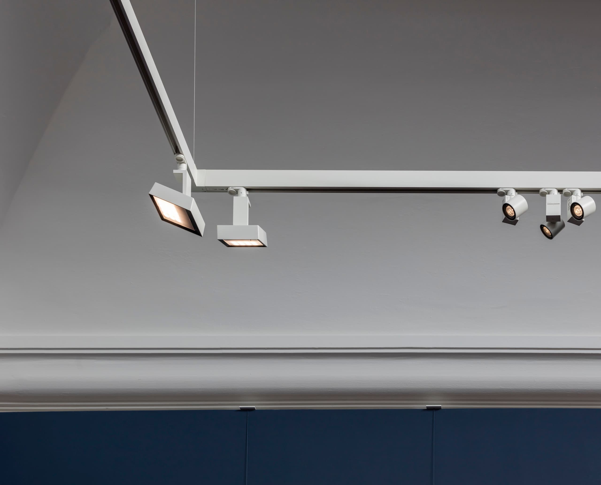 ERCO Light Board Strahler an Stromschienen in der Hamburger Kunsthalle für akzentuierte LED-Beleuchtung.