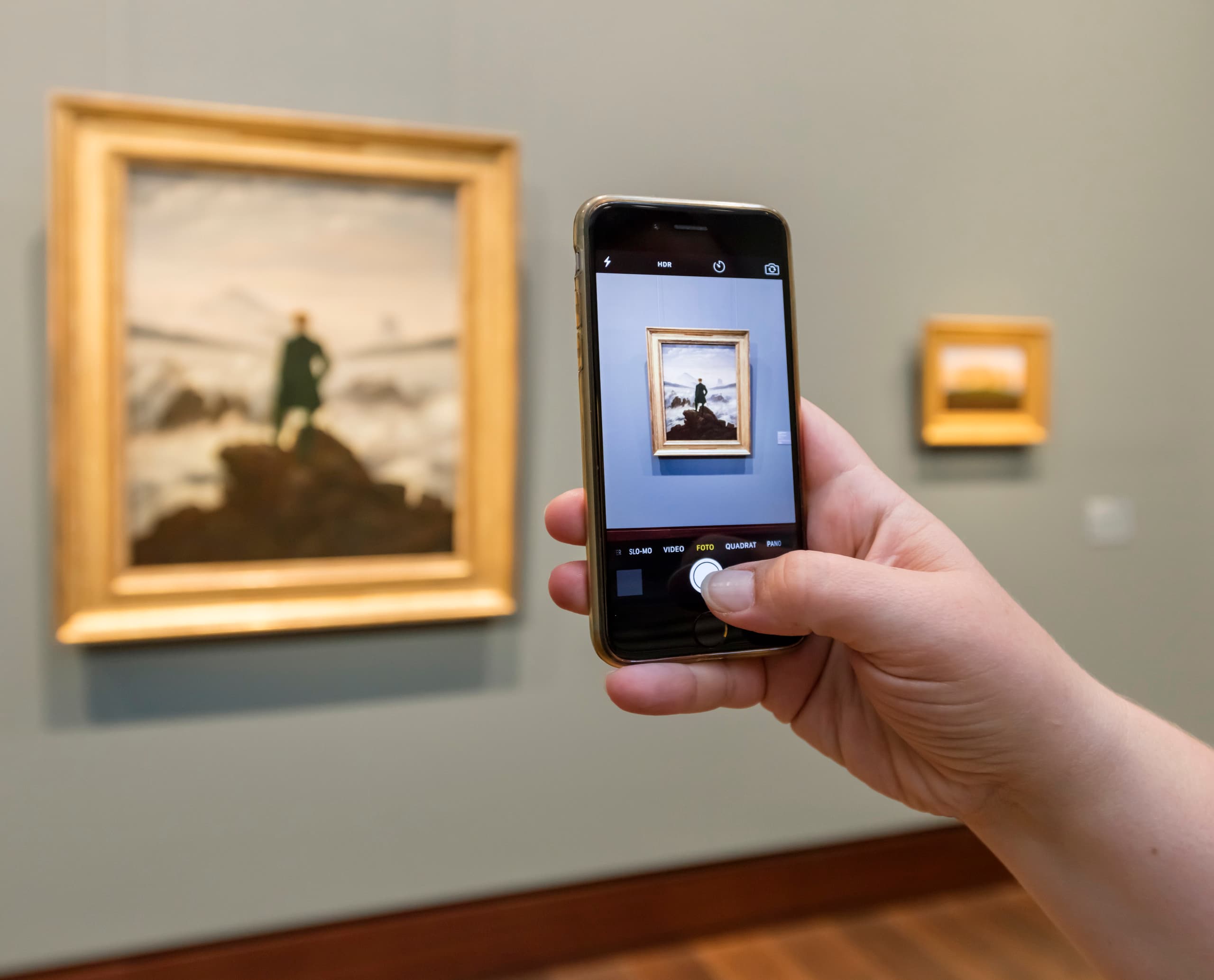 Fotografiert ein Gemälde in der Hamburger Kunsthalle mit einem Smartphone.