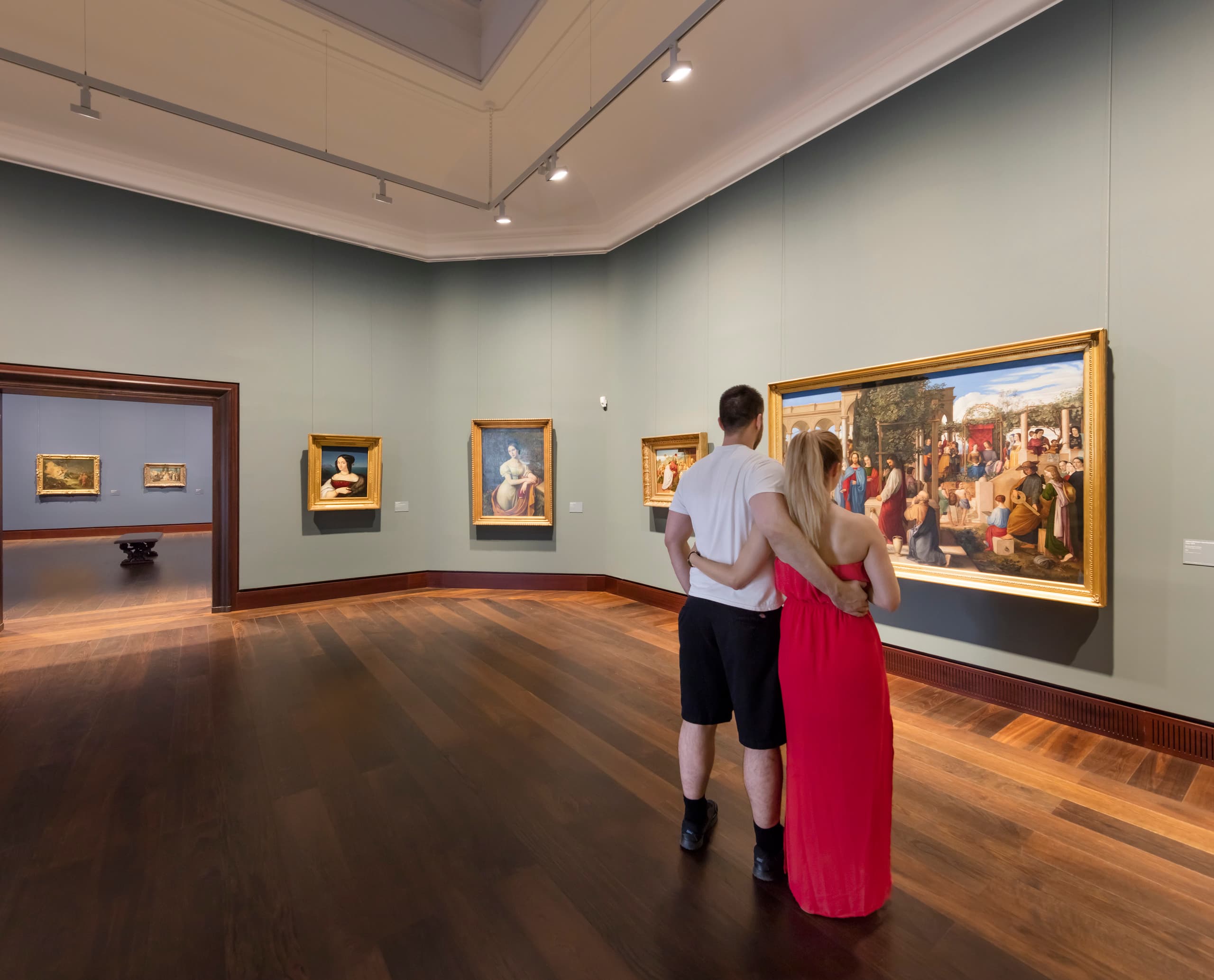 Besucher betrachten Gemälde in der Hamburger Kunsthalle, beleuchtet mit ERCO LED-Strahlern.
