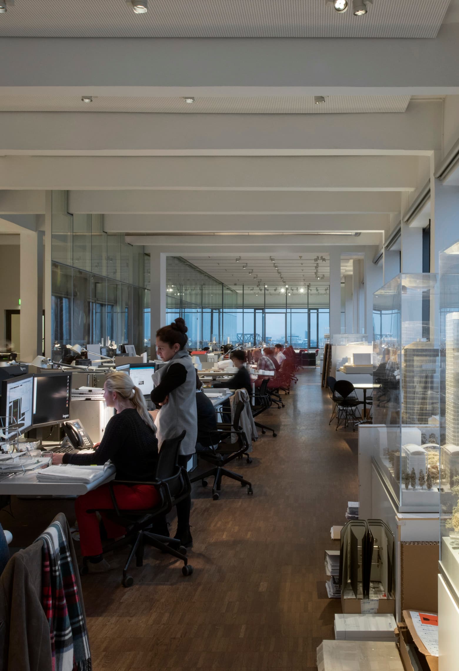 Ingenhoven Architects Büro mit Optec Strahlern und Architekturmodellen im Düsseldorfer Medienhafen.