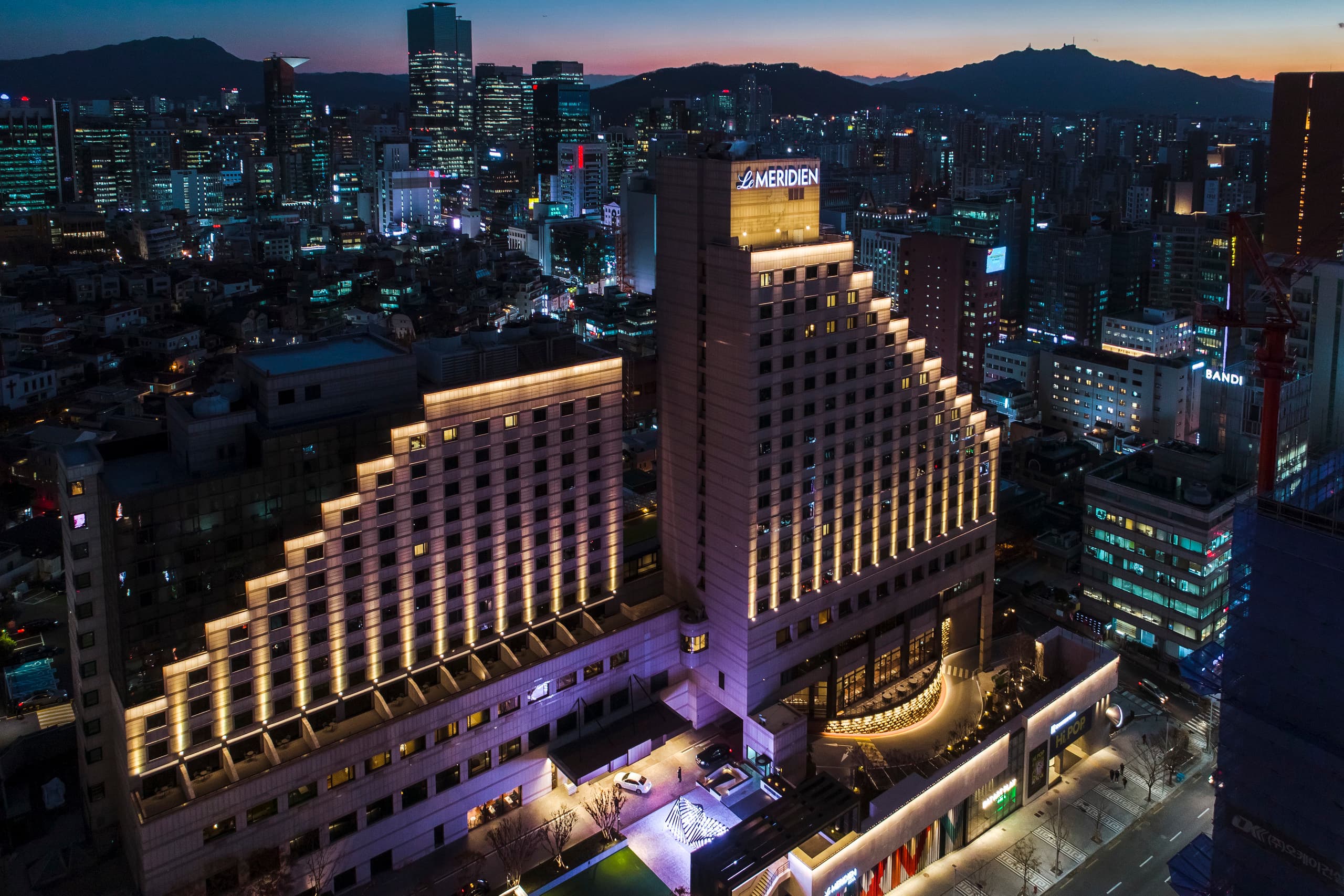 Nachtansicht des Le Méridien Seoul Hotels mit ERCO Fassadenbeleuchtung im Gangnam District.