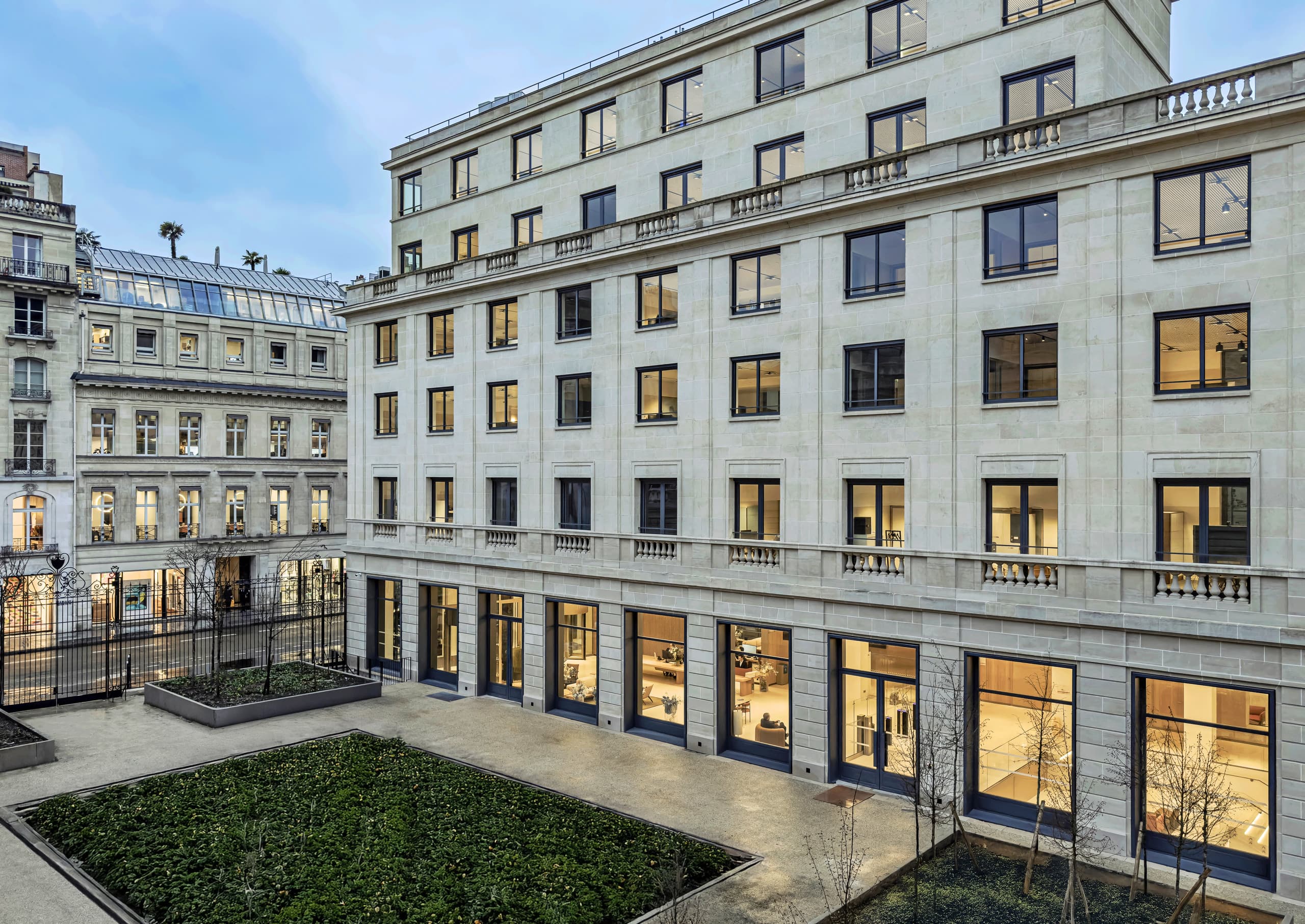 Außenfassade des Bürogebäudes und Vorgarten