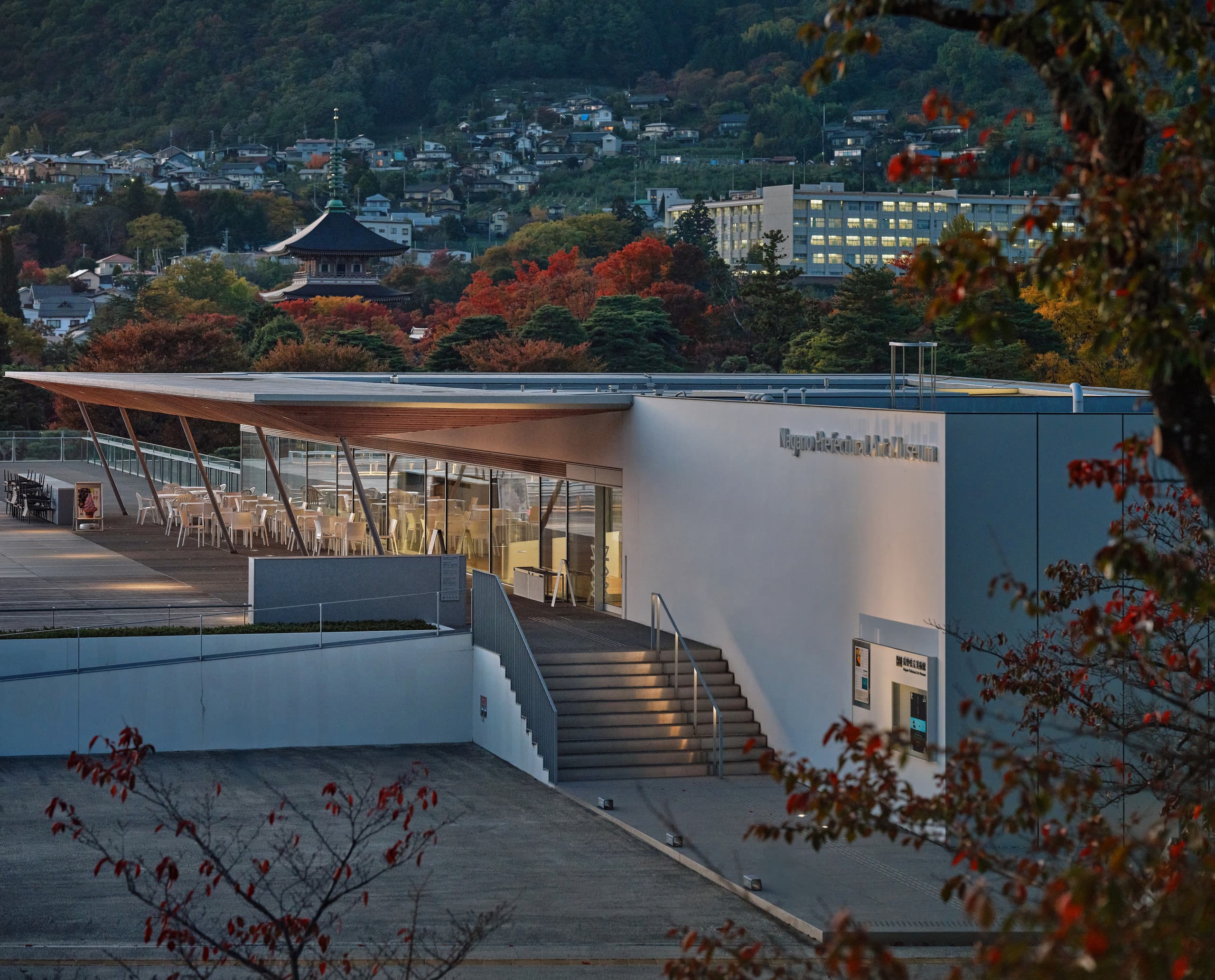 Außenansicht eines Museums bei Dunkelheit.
