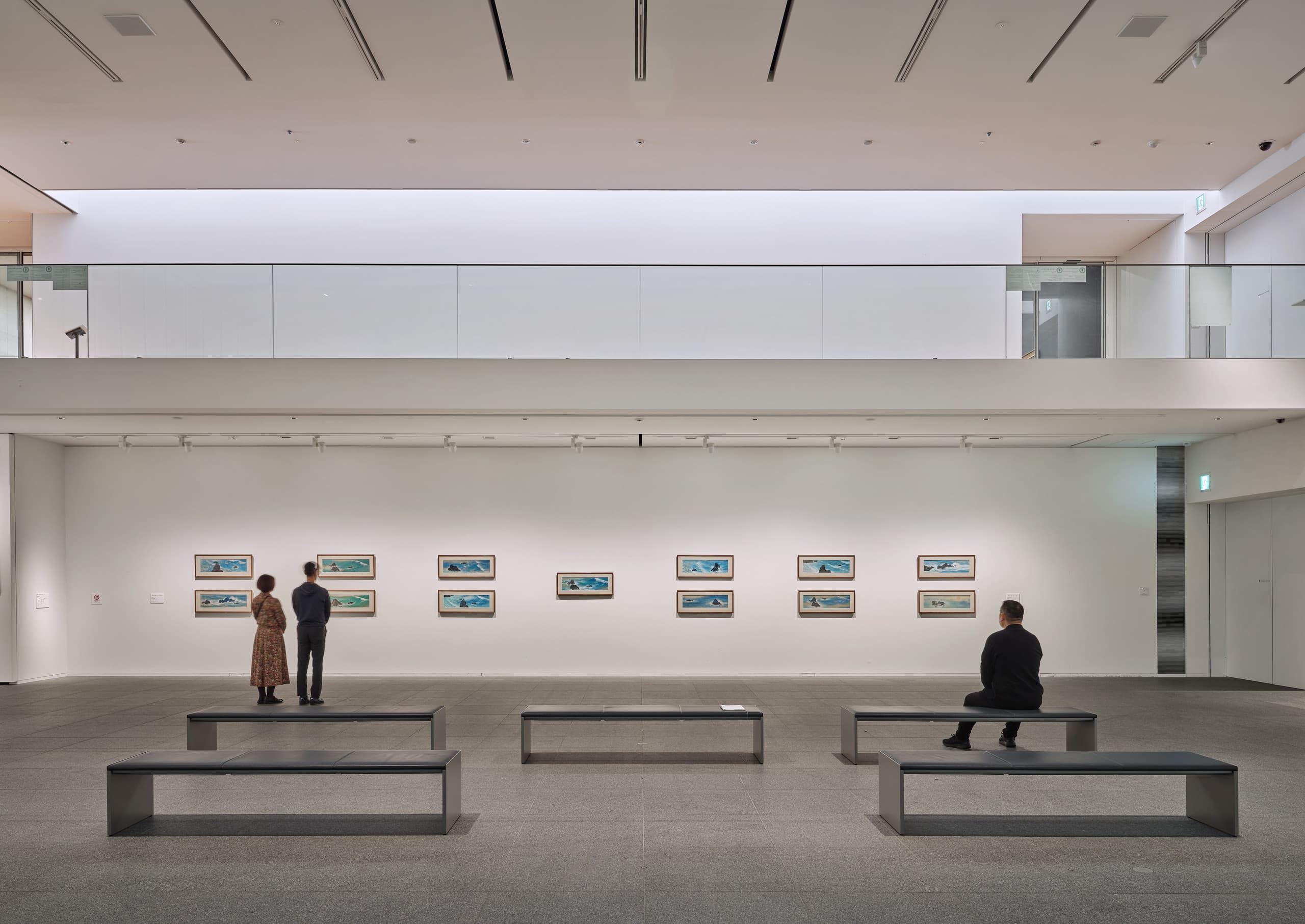 Museum mit weißer Wand und Gemälden, Menschen betrachten Kunst.