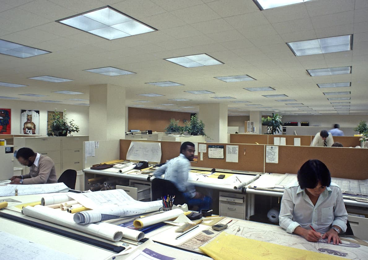 Büro der 1970er Jahre mit horizontaler Beleuchtung für manuelle Aufgaben und Aktenablage.