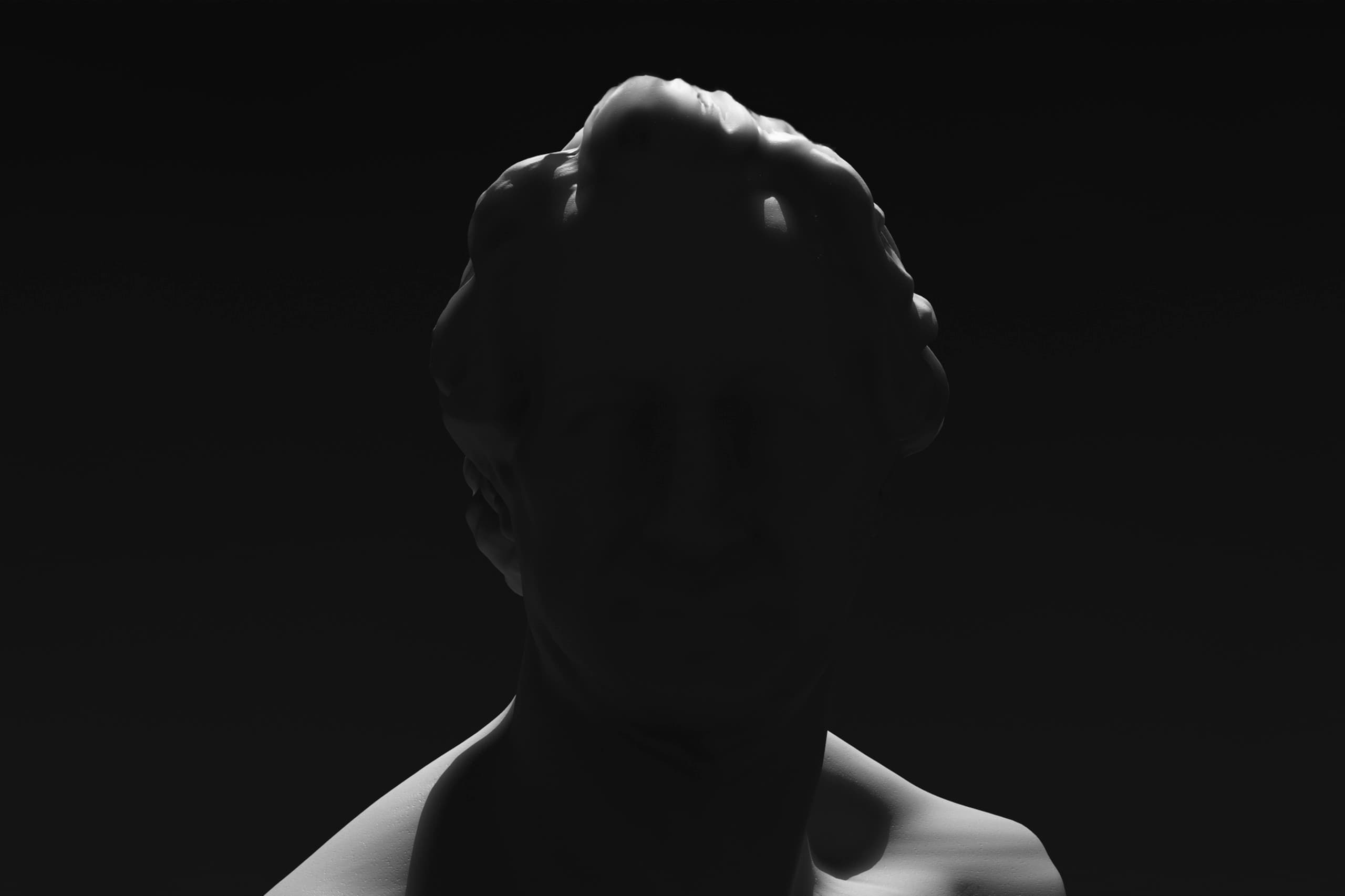 Akzentbeleuchtung einer Skulptur, die Modellierung durch Licht und Schatten demonstriert.