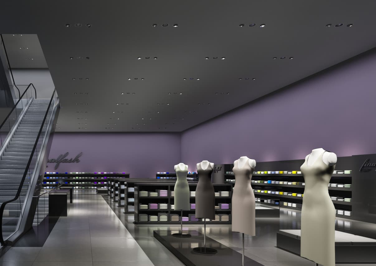 Beleuchtung in einem Bekleidungsgeschäft mit LED-Downlights und Akzentbeleuchtung von ERCO.