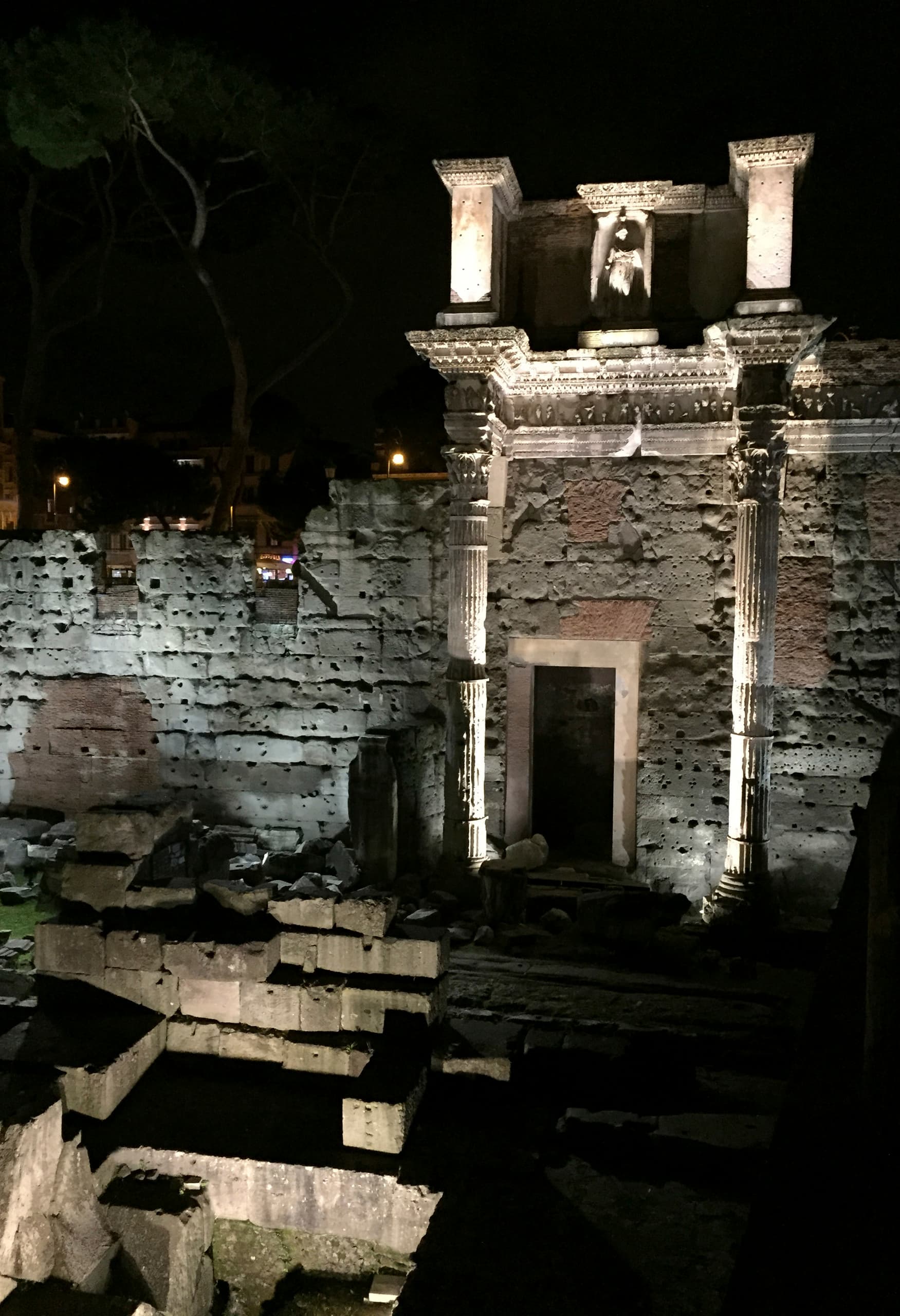 Beleuchtete Ruinen des Imperial Forums in Rom bei Nacht, hervorgehoben durch ERCO LED-Leuchten.