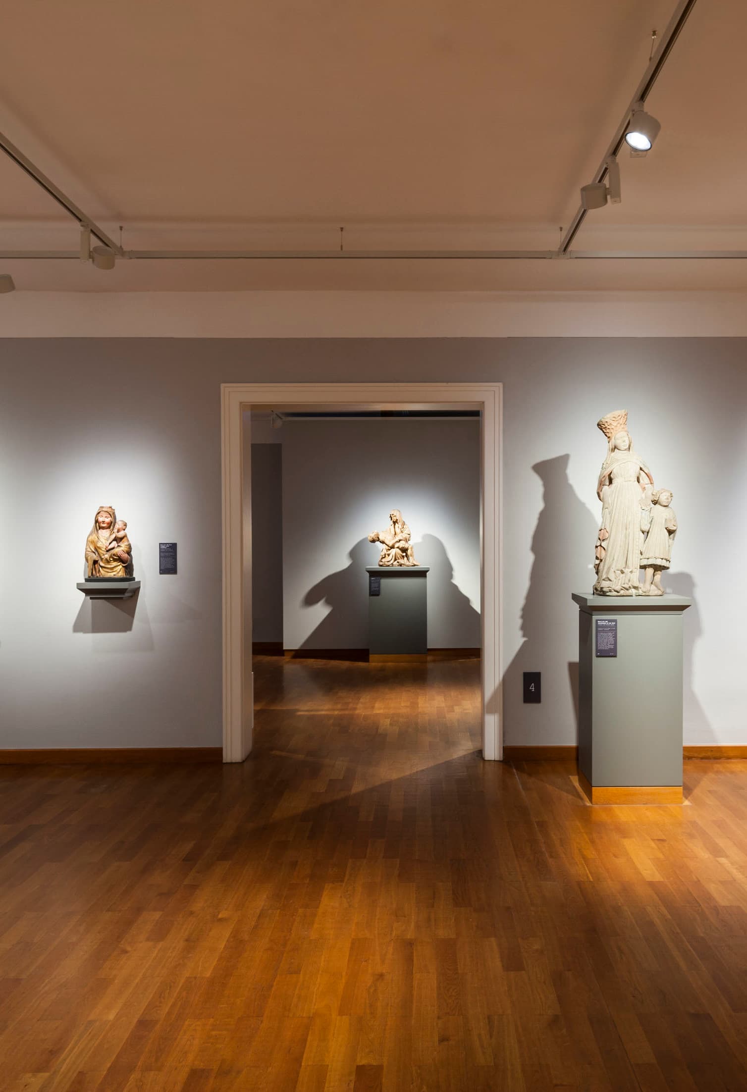 Fränkische Galerie Kronach: LED-beleuchtete Kunstwerke der Spätgotik und Renaissance.