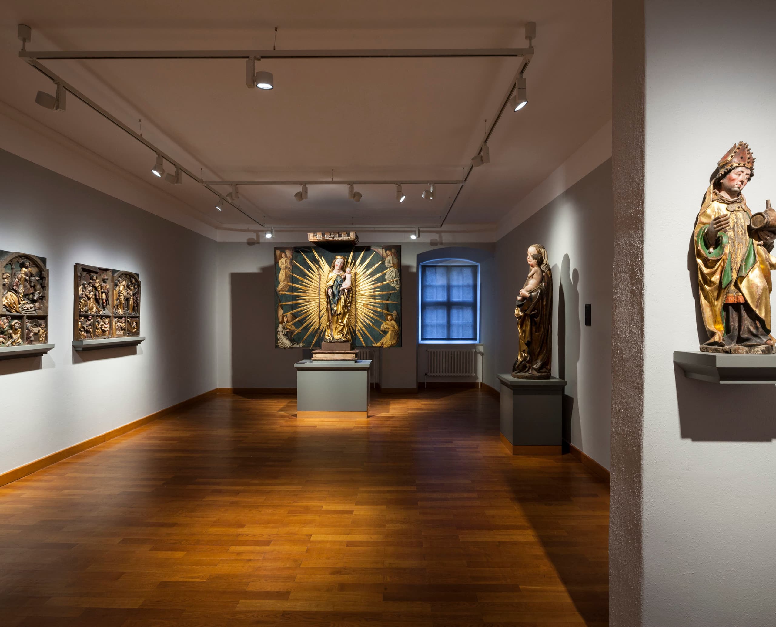 Fränkische Galerie Kronach mit LED-Beleuchtung von ERCO, die Kunstwerke hervorhebt.