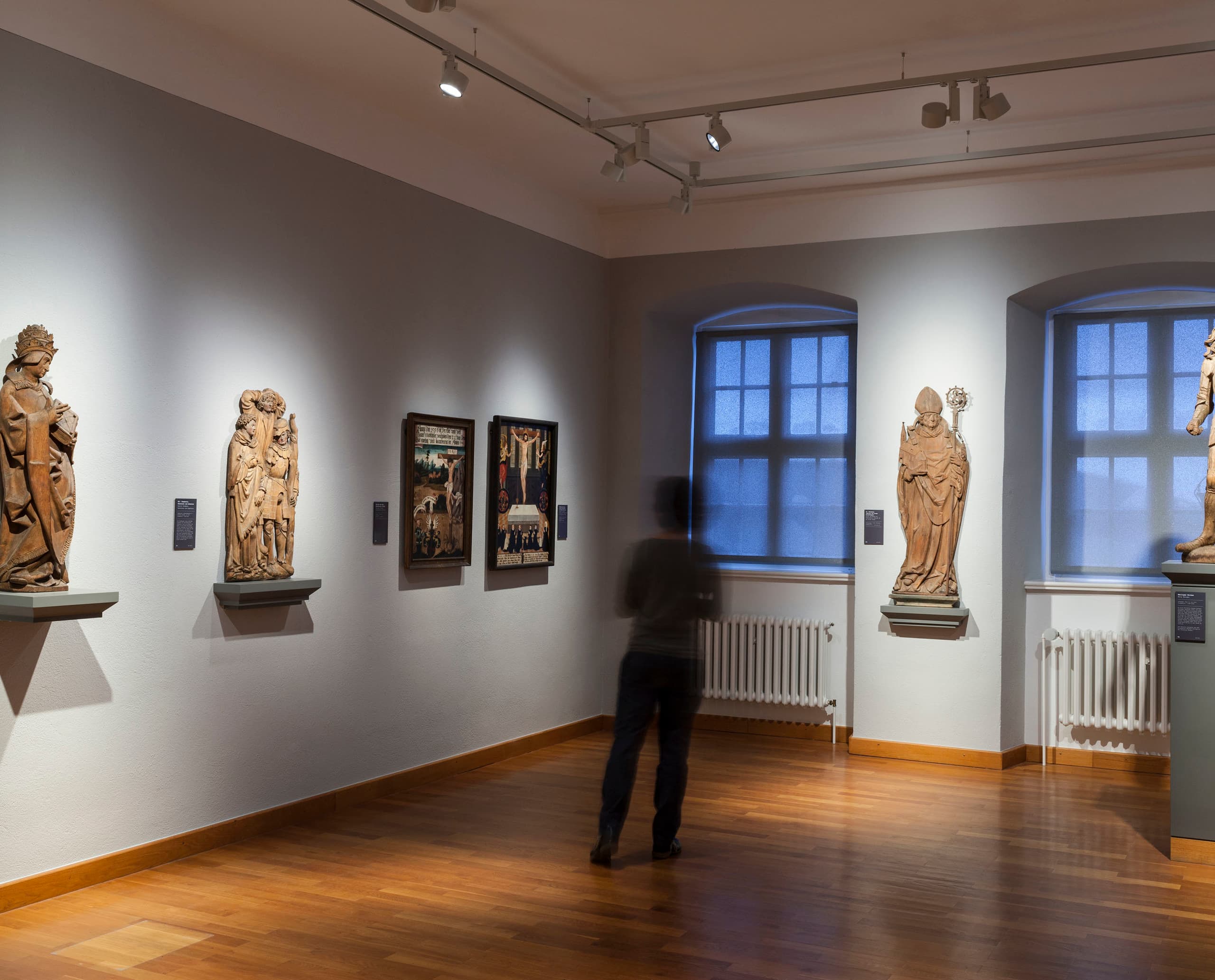 Fränkische Galerie Kronach: LED-beleuchtete Skulpturen und Gemälde aus der Spätgotik und Renaissance.