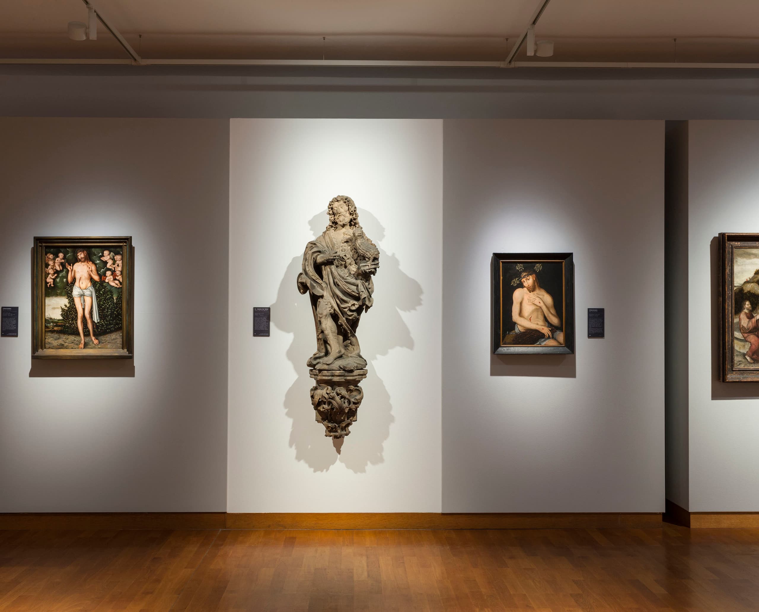 LED-beleuchtete Kunstwerke in der Fränkischen Galerie, Kronach. Fokus auf Gemälde und Skulpturen der Renaissance.