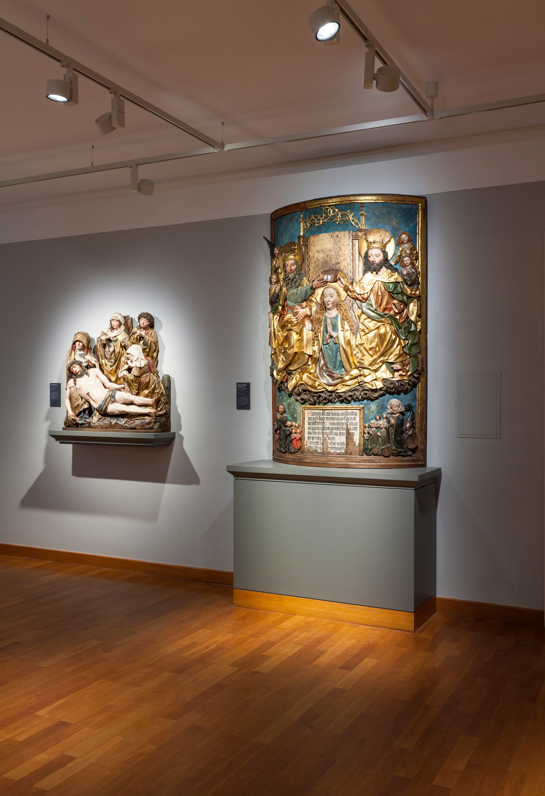 LED-beleuchtete Kunstwerke in der Fränkischen Galerie, Kronach, mit Optec Strahlern hervorgehoben.