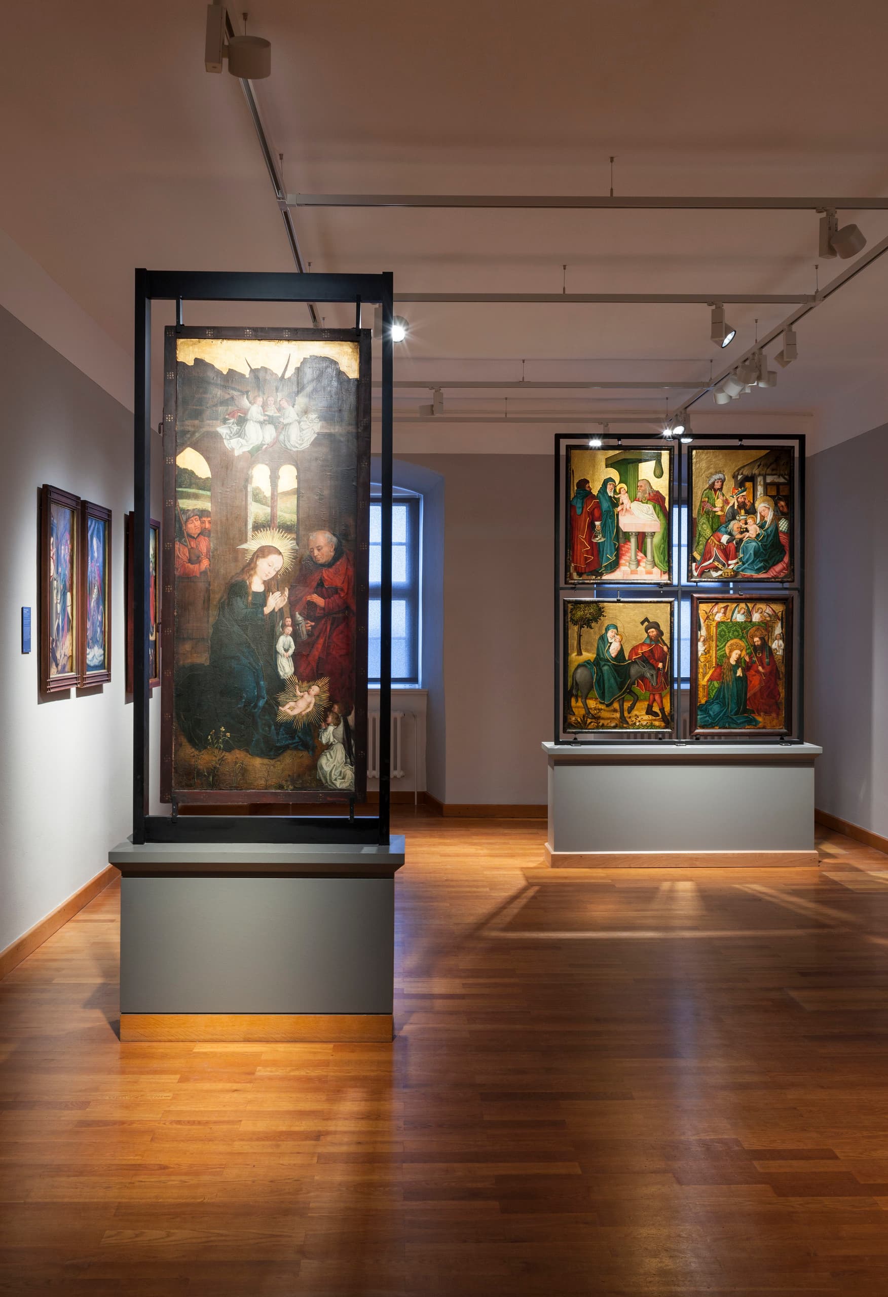 LED-beleuchtete Gemälde in der Fränkischen Galerie, Kronach, mit Werken von Lucas Cranach d. Ä.