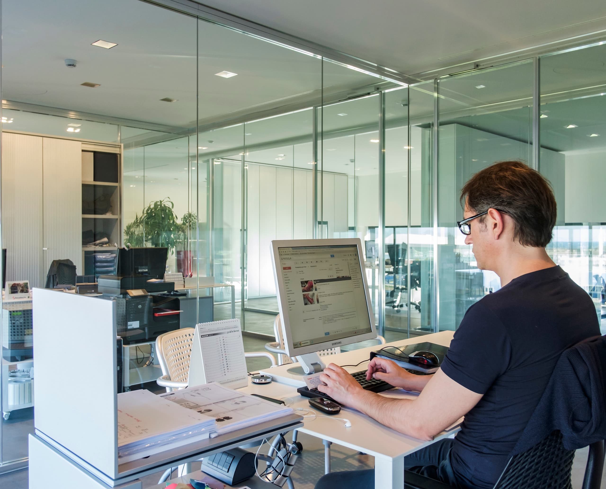 ERCO LED-Leuchten im Le Silla Headquarter Büro für effiziente Arbeitsplatzbeleuchtung.