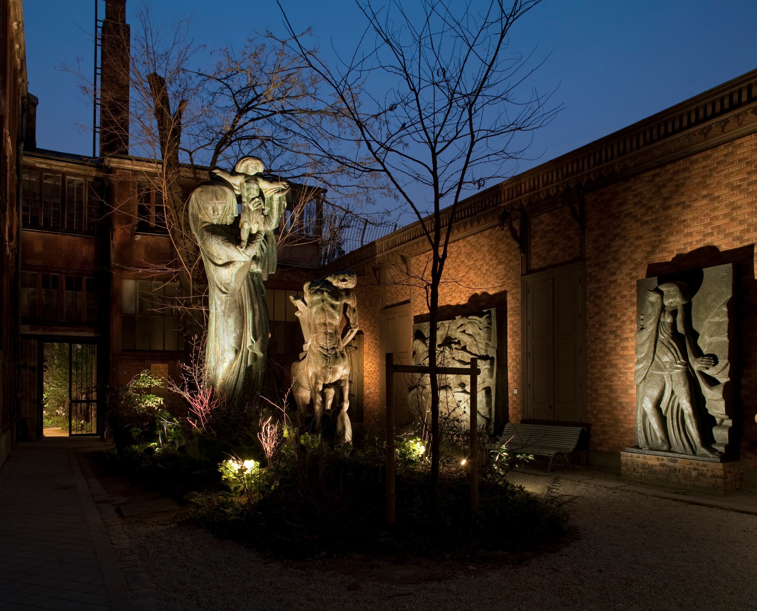Beleuchtete Skulpturen im Musée Bourdelle Garten, Paris, mit ERCO Lichttechnik.