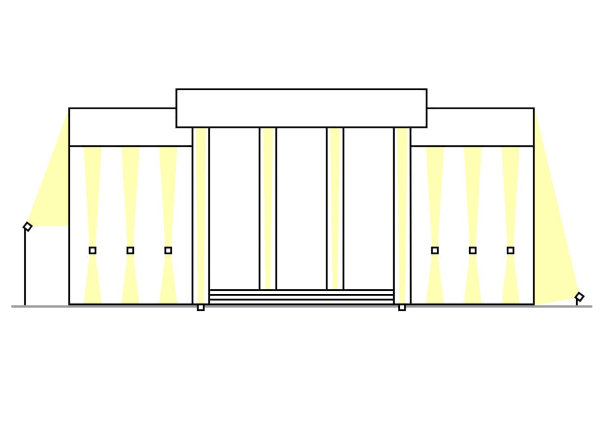 Fassadenbeleuchtung mit ERCO Lichtprojektoren unter Sternenhimmel.