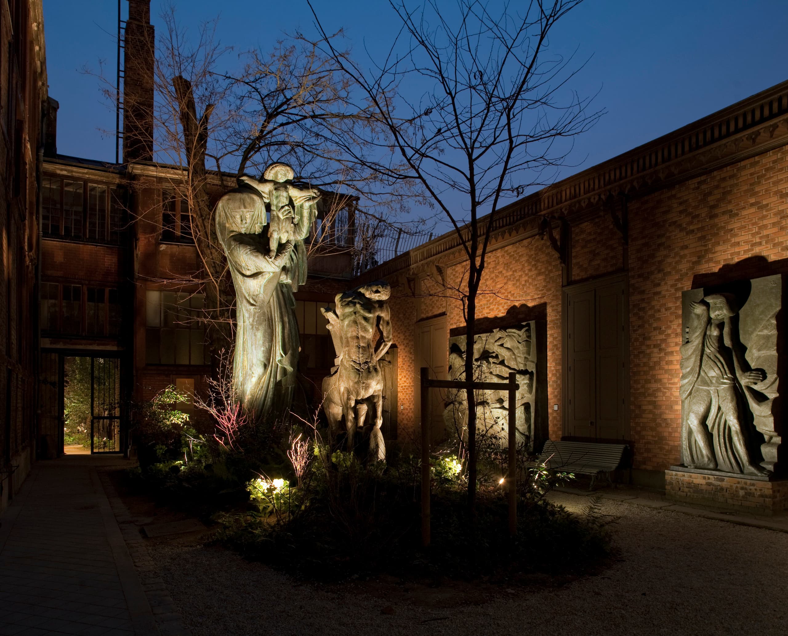 Beleuchtete Skulpturen im Außenbereich mit ERCO Lichttechnik für Museen und öffentliche Plätze.