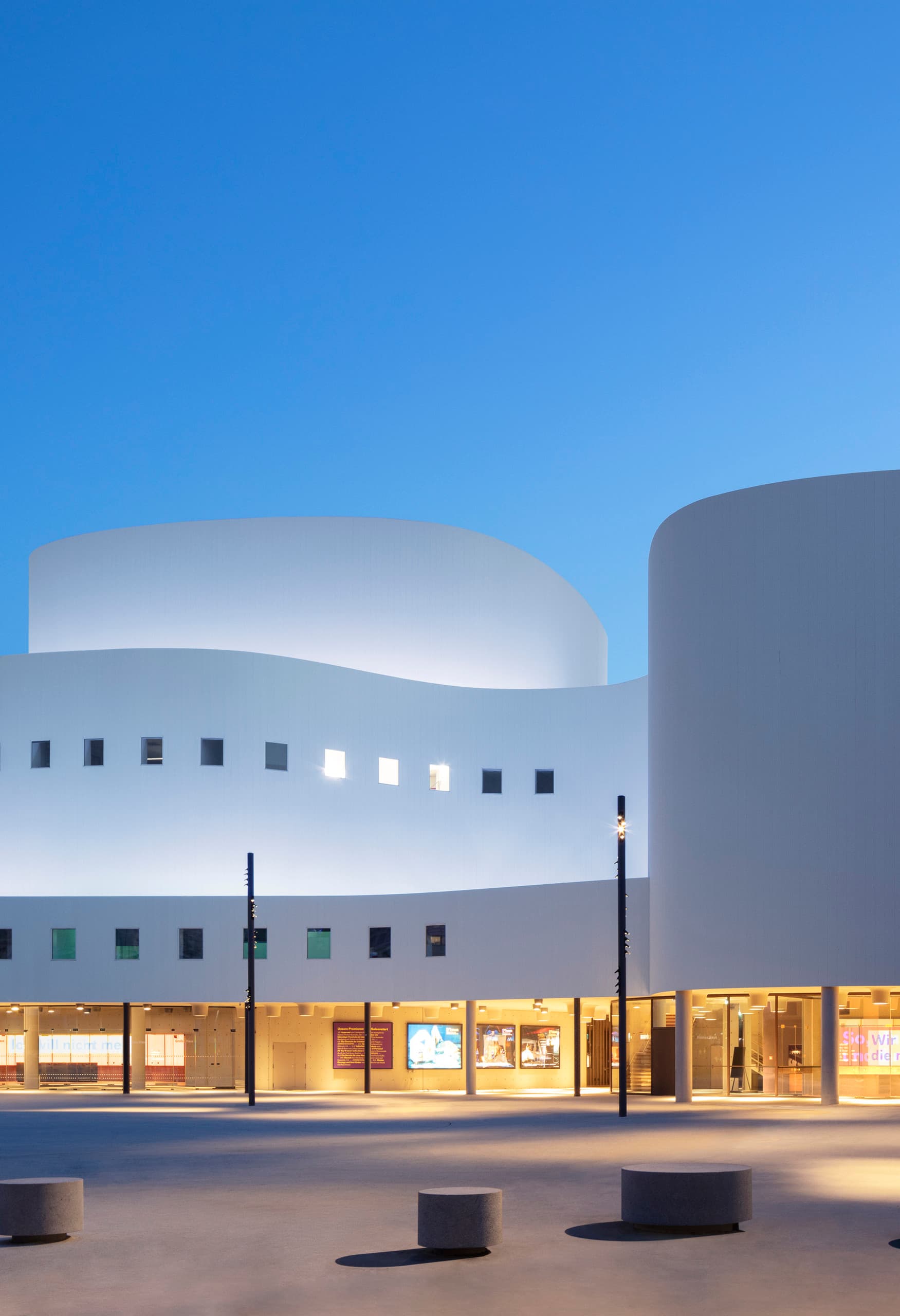 Schauspielhaus Düsseldorf mit ERCO LED-Beleuchtung in der Dämmerung.