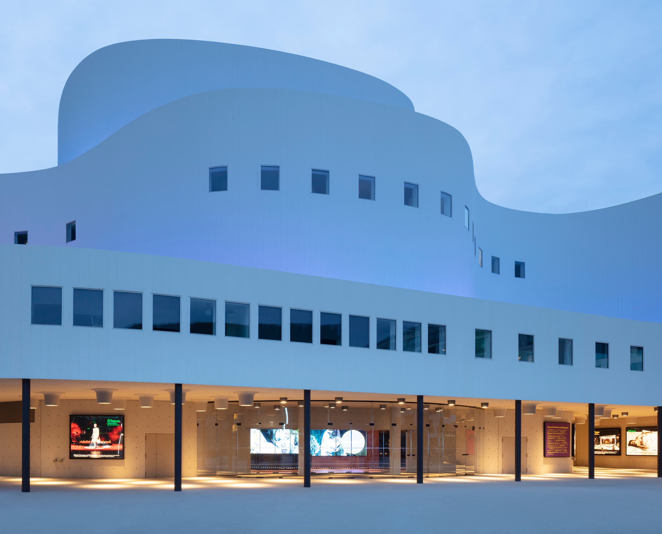 Schauspielhaus Düsseldorf mit ERCO LED-Beleuchtung in einem denkmalgeschützten Gebäude.
