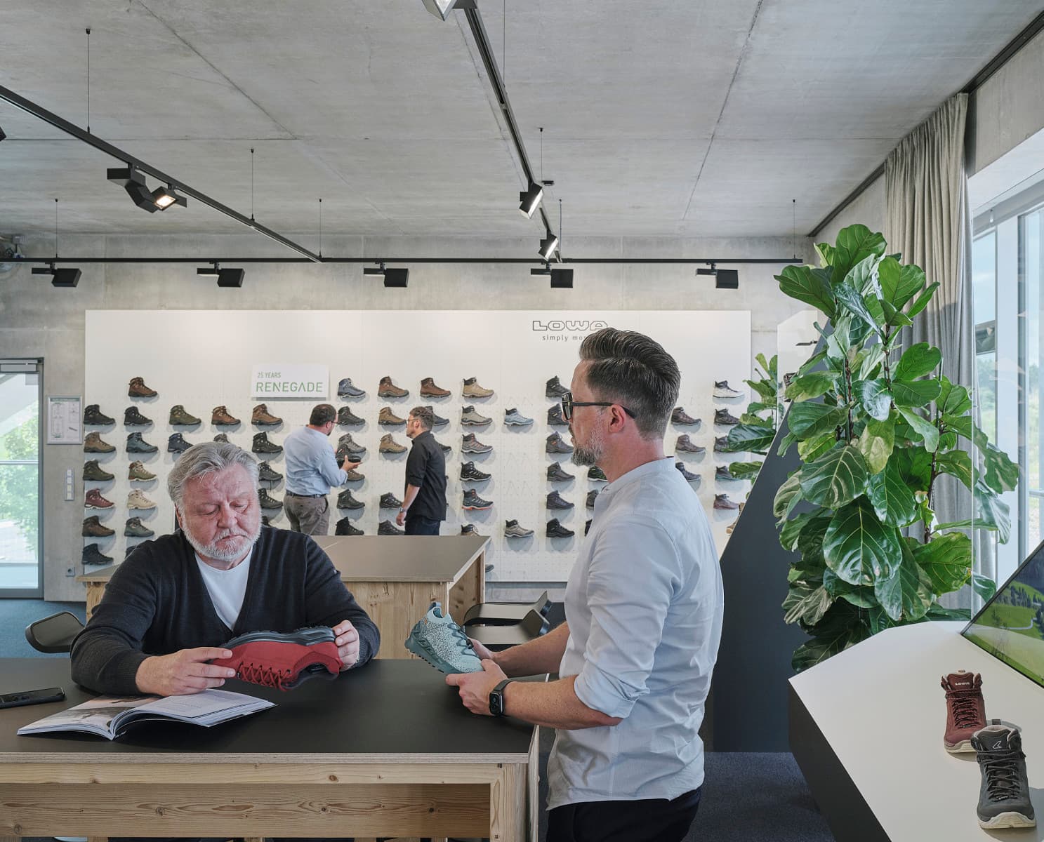 Lowa Büro und Showroom mit ERCO LED-Beleuchtung für flexible, bedarfsorientierte Lichtgestaltung.