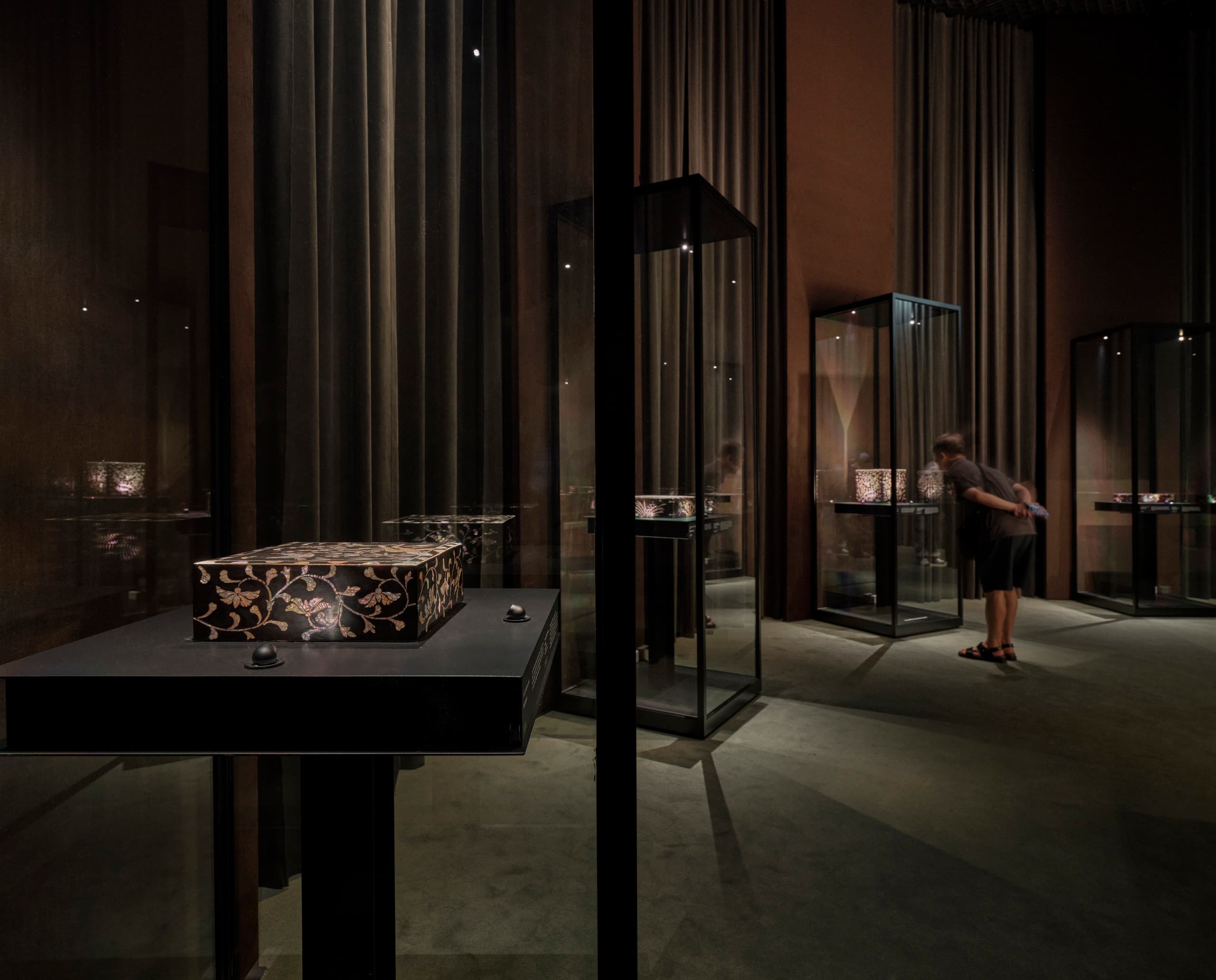 Achsen-Vitrine im Nationalmuseum von Korea, die Lackarbeiten mit ERCO LED-Beleuchtung hervorhebt.