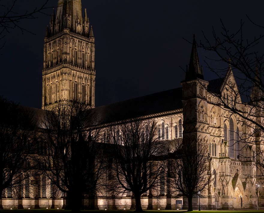Nachts beleuchtete Salisbury Kathedrale mit ERCO LED-Strahlern für verbesserte Energieeffizienz.