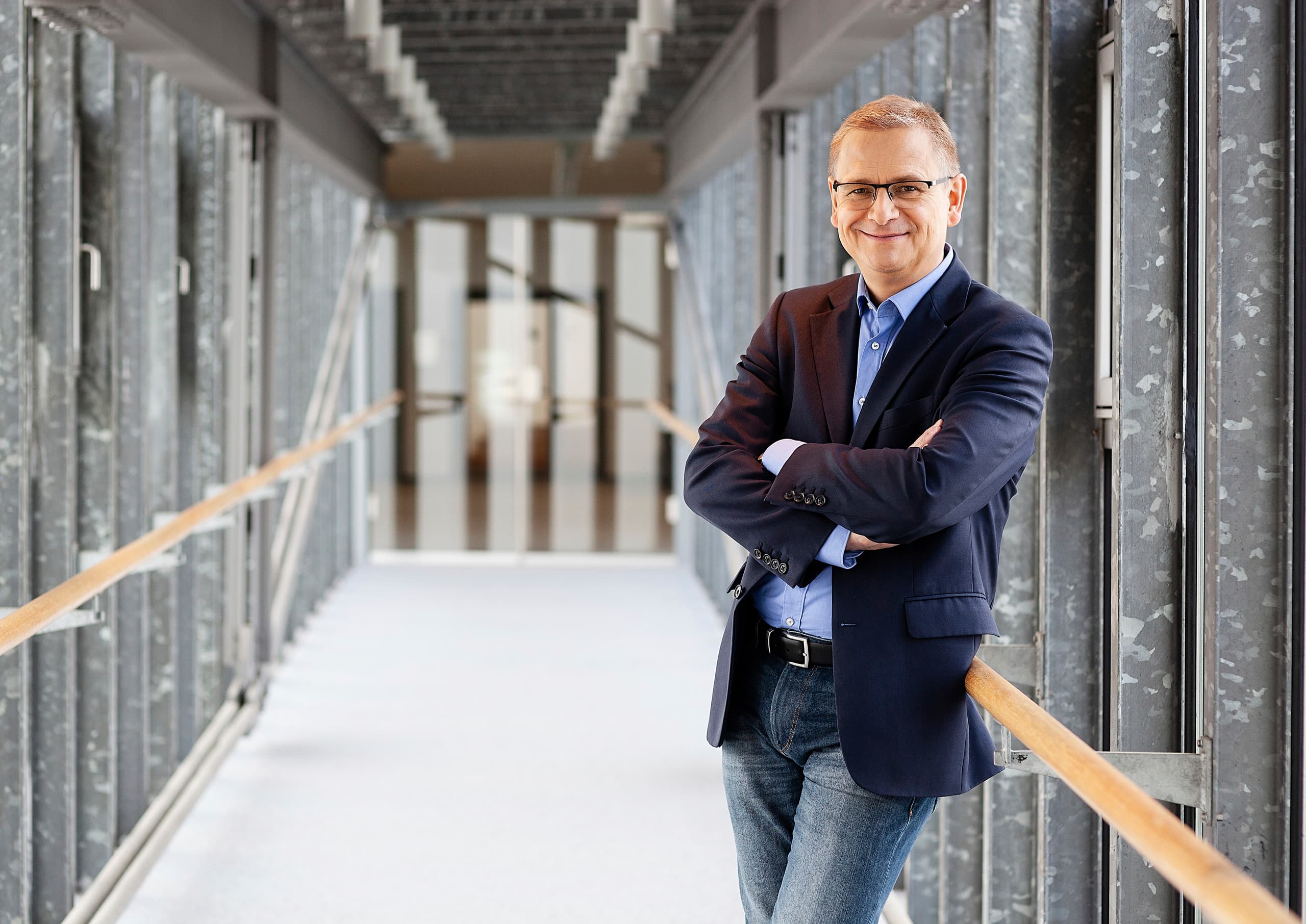 ERCO Führungskraft im Gespräch, die Kompetenz und Innovation im Bereich Architekturbeleuchtung verkörpert.