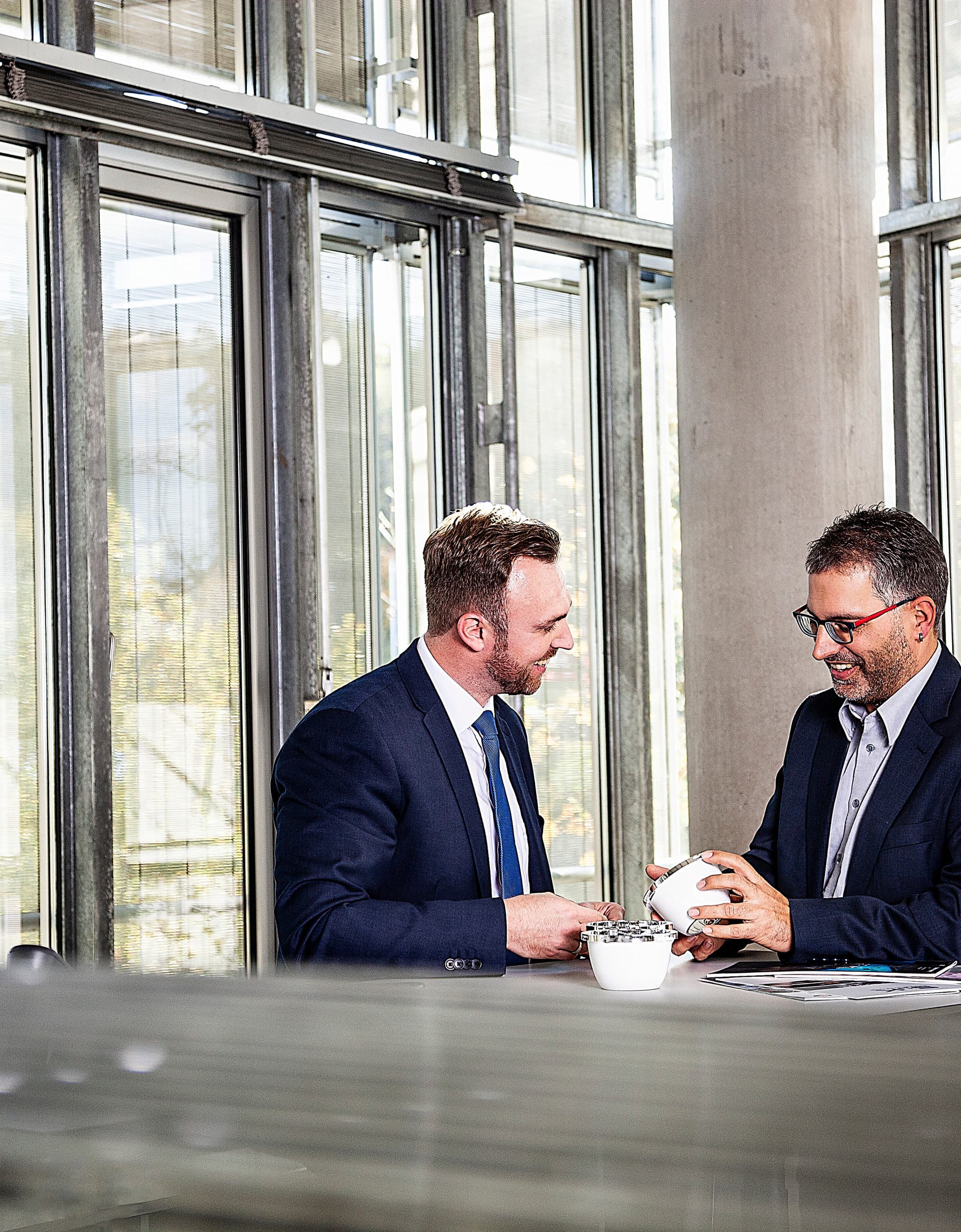 ERCO Lichtwerkzeug-Komponenten in der Hand, Teil einer erfolgreichen Zusammenarbeit.