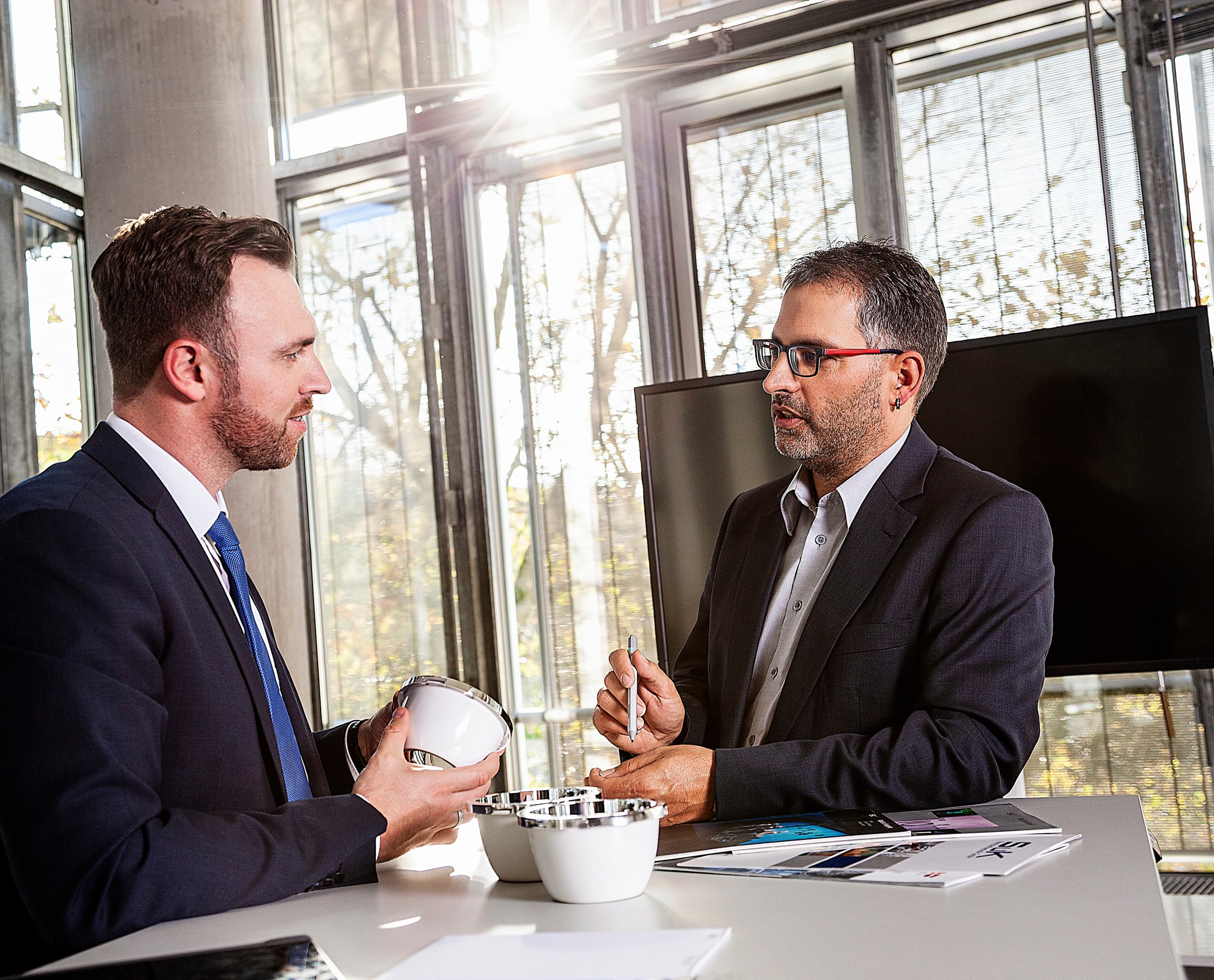 ERCO Partner besprechen Lichtlösungen für Architekturprojekte.