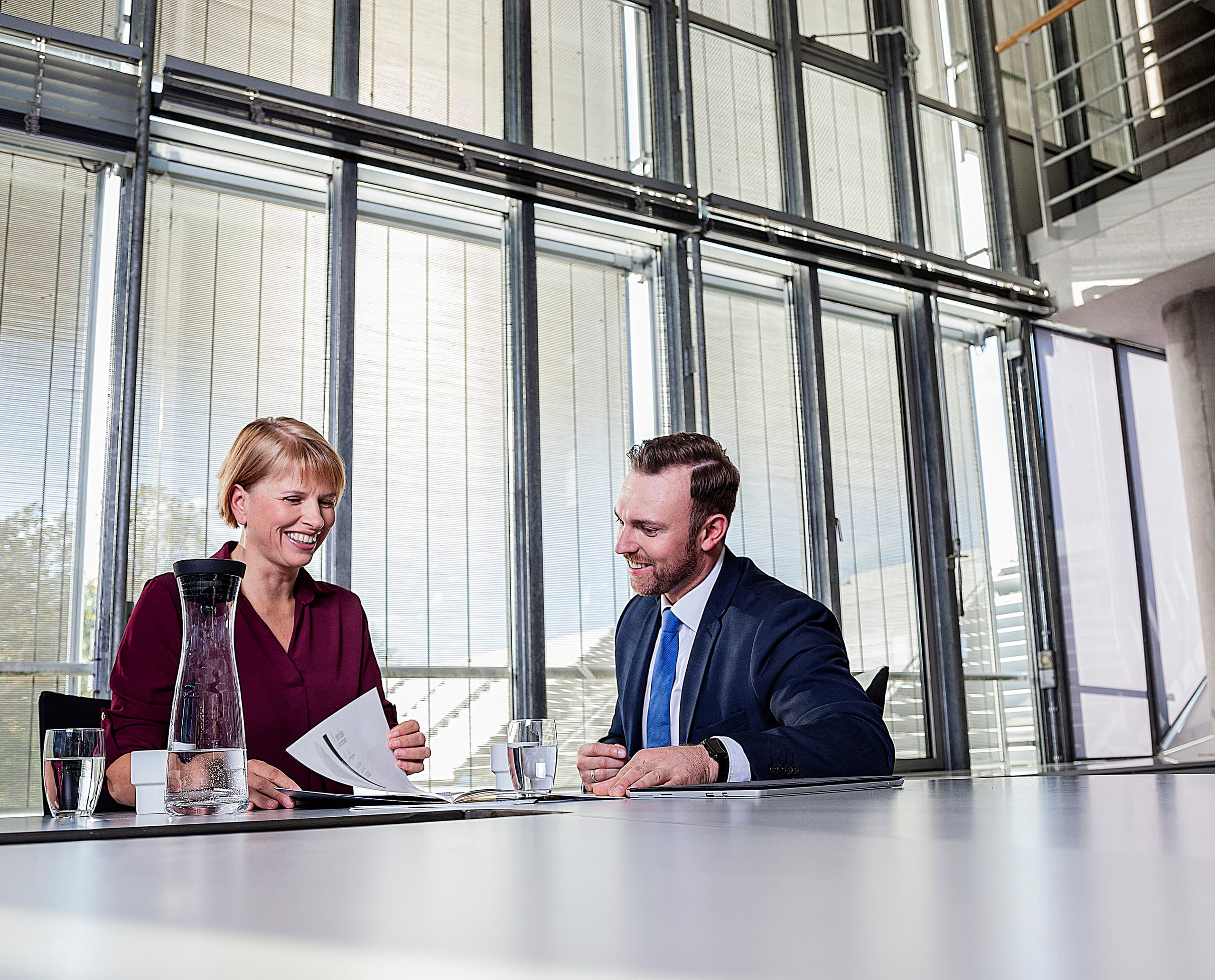 ERCO Partner besprechen Lichtplanung in modernem Büro.