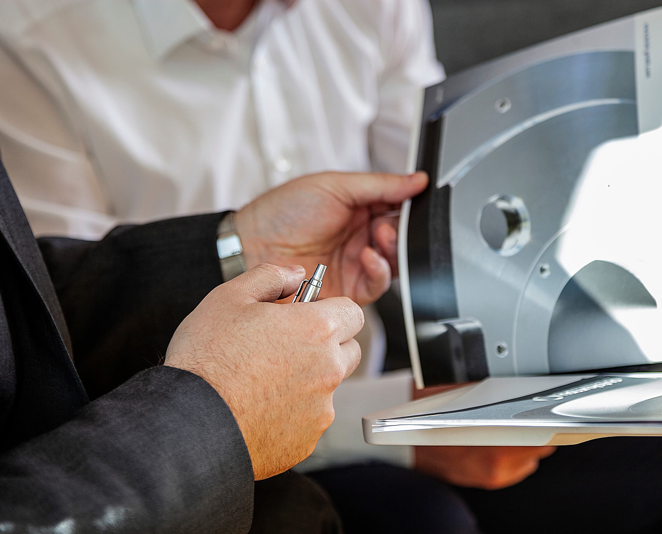 ERCO-Partner besprechen Lichtplanung mit technischer Zeichnung.