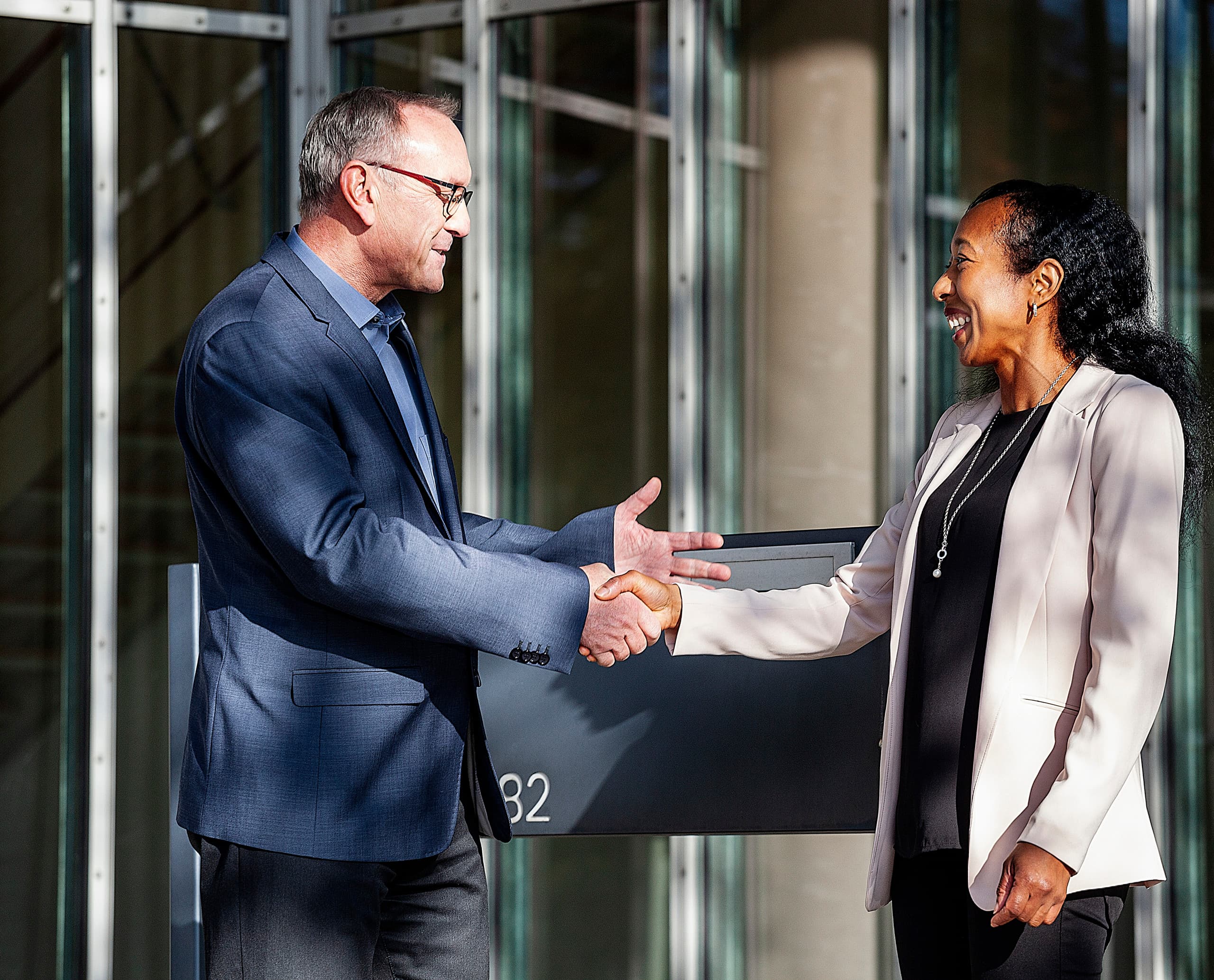 ERCO Partner besiegeln Zusammenarbeit per Handschlag.