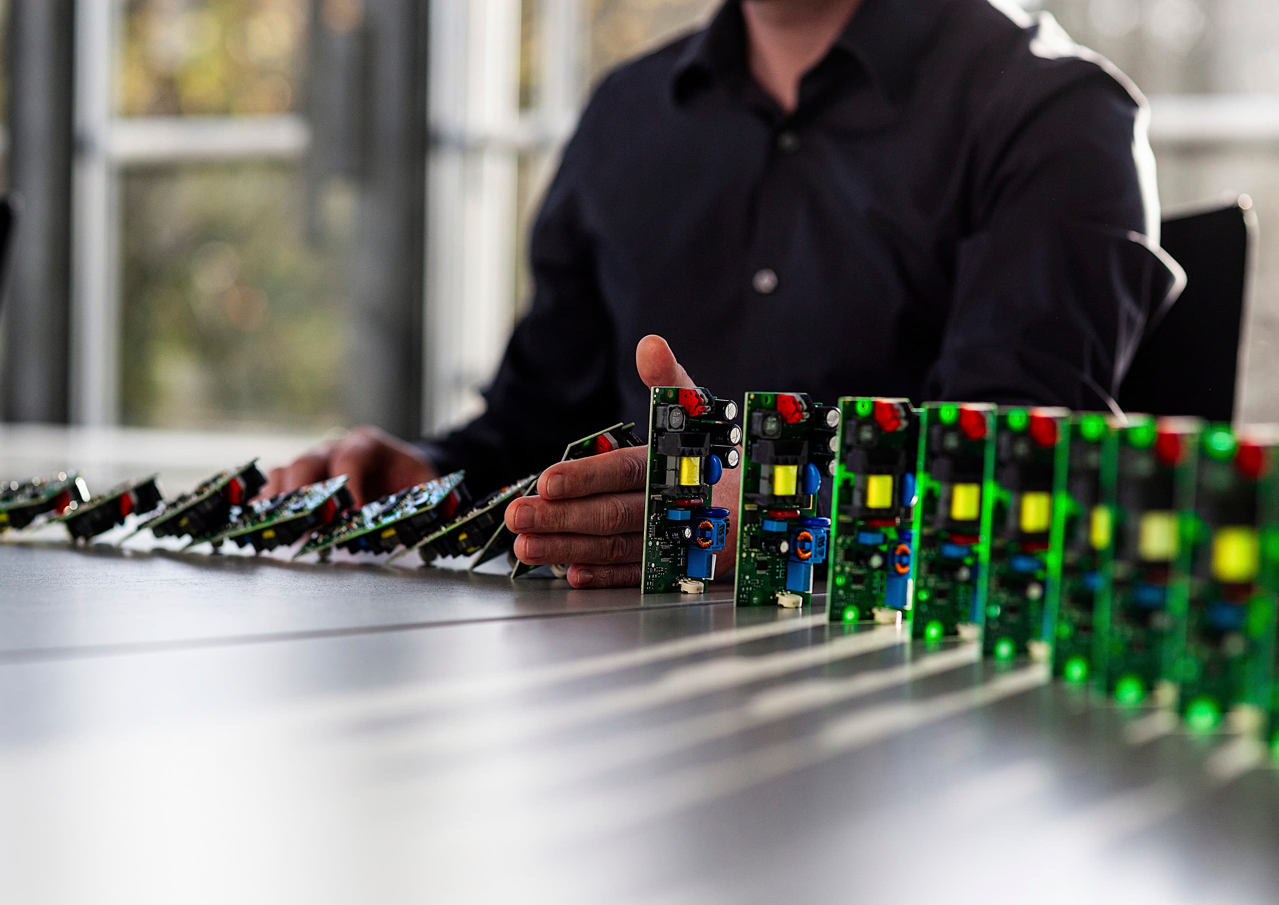 ERCO: Elektronische Bauteile in einer Reihe, die die Bedeutung des Lieferantenmanagements hervorheben.