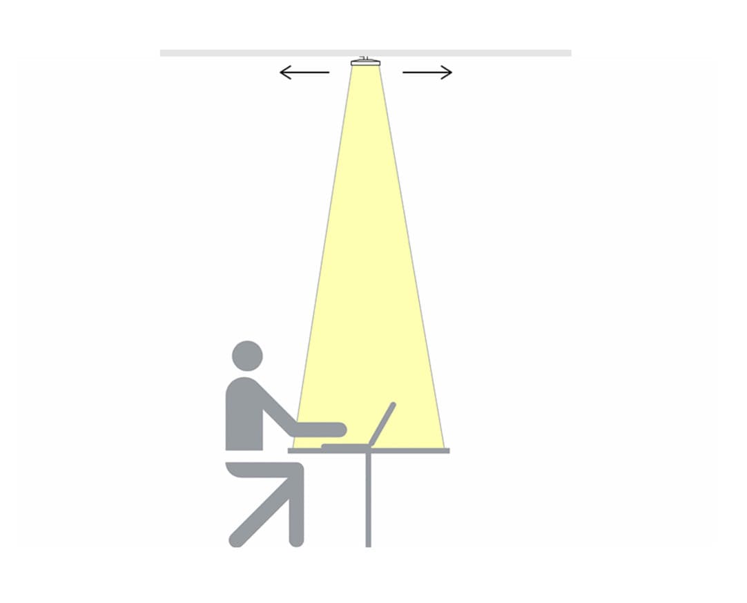 ERCO Bürobeleuchtung: Jilly Downlight für flexible Lichtausrichtung am Arbeitsplatz durch Schienensystem.