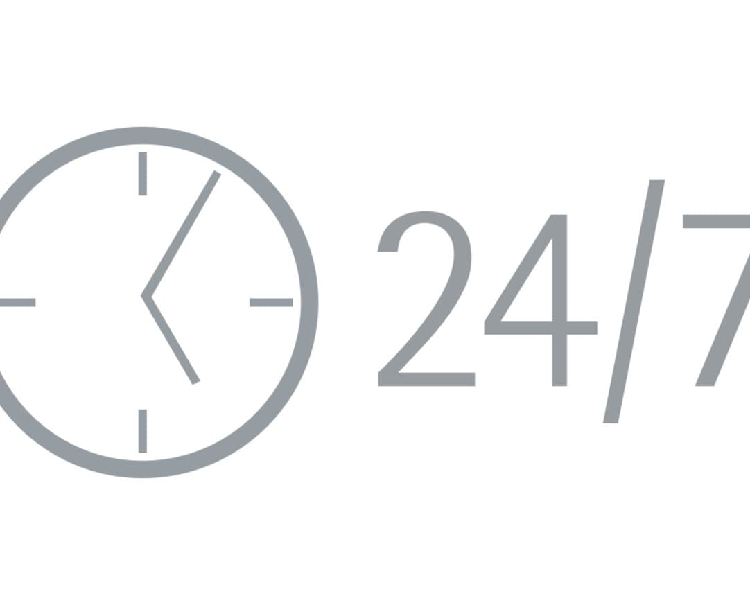 24/7 Symbol für ständige Verfügbarkeit von ERCO Außenleuchten in Bahnhöfen.