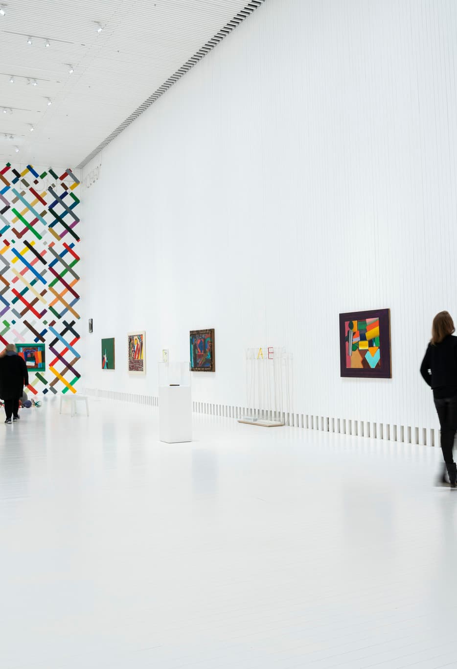Kunstausstellung mit Wallwashing zur Betonung der Kunstwerke und zur Orientierung im Raum.