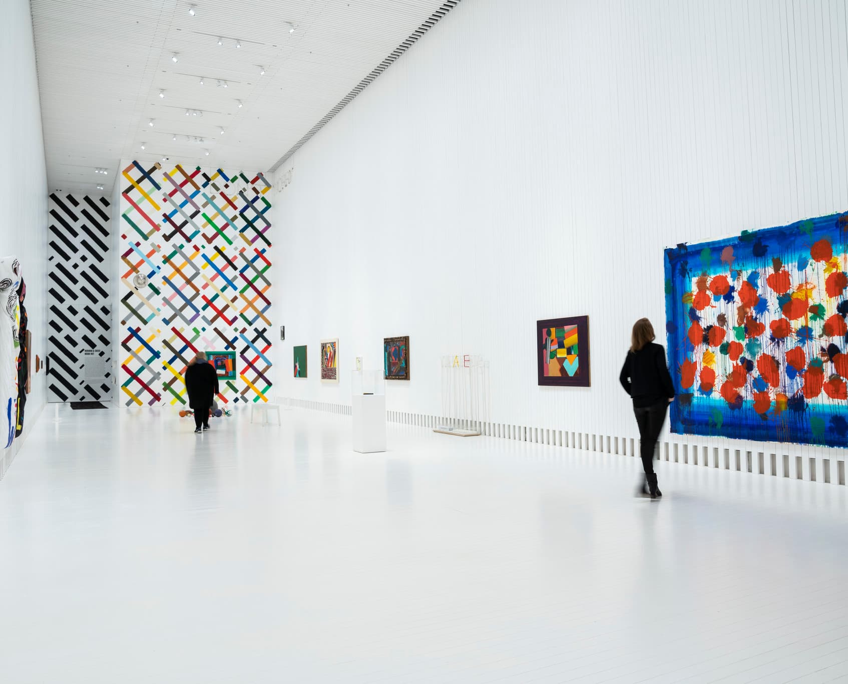 Kunstausstellung mit Wallwashing zur Betonung der Kunstwerke und zur Orientierung im Raum.