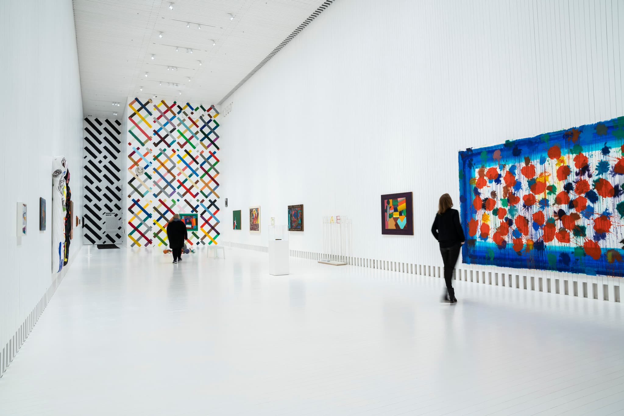 Kunstausstellung mit Wallwashing zur Betonung der Kunstwerke und zur Orientierung im Raum.