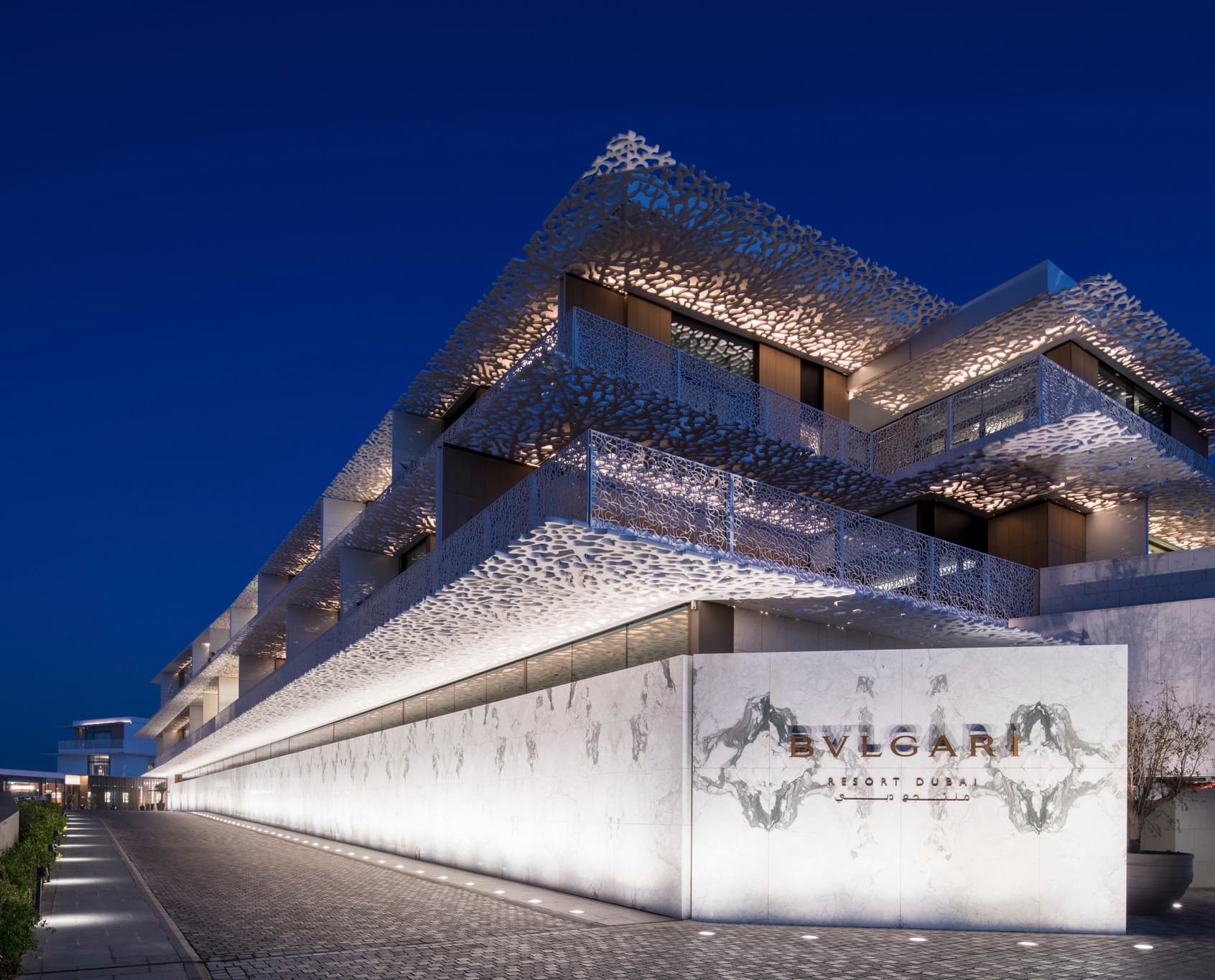 Beleuchtete Fassade des Bulgari Resorts Dubai mit ERCO Wallwashers für Orientierung und Akzentuierung.