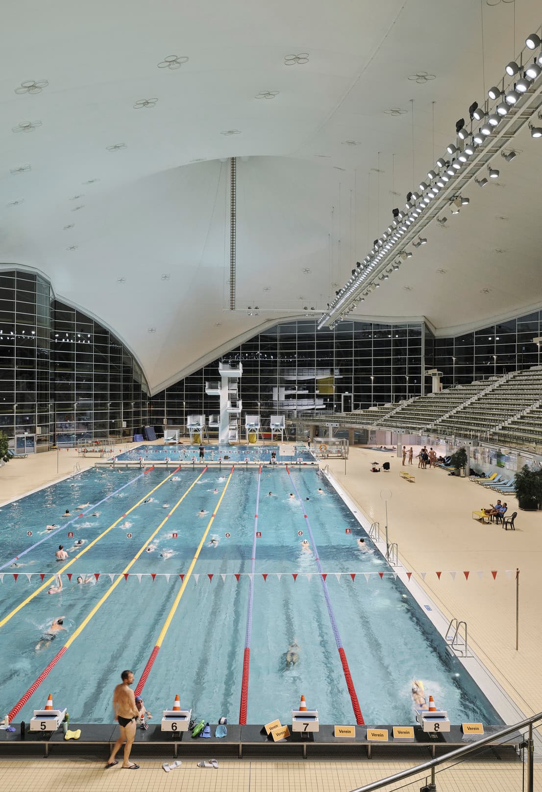 Olympia Schwimmhalle München mit ERCO Kona LED Strahlern für energieeffiziente Beleuchtung und hohen Sehkomfort.
