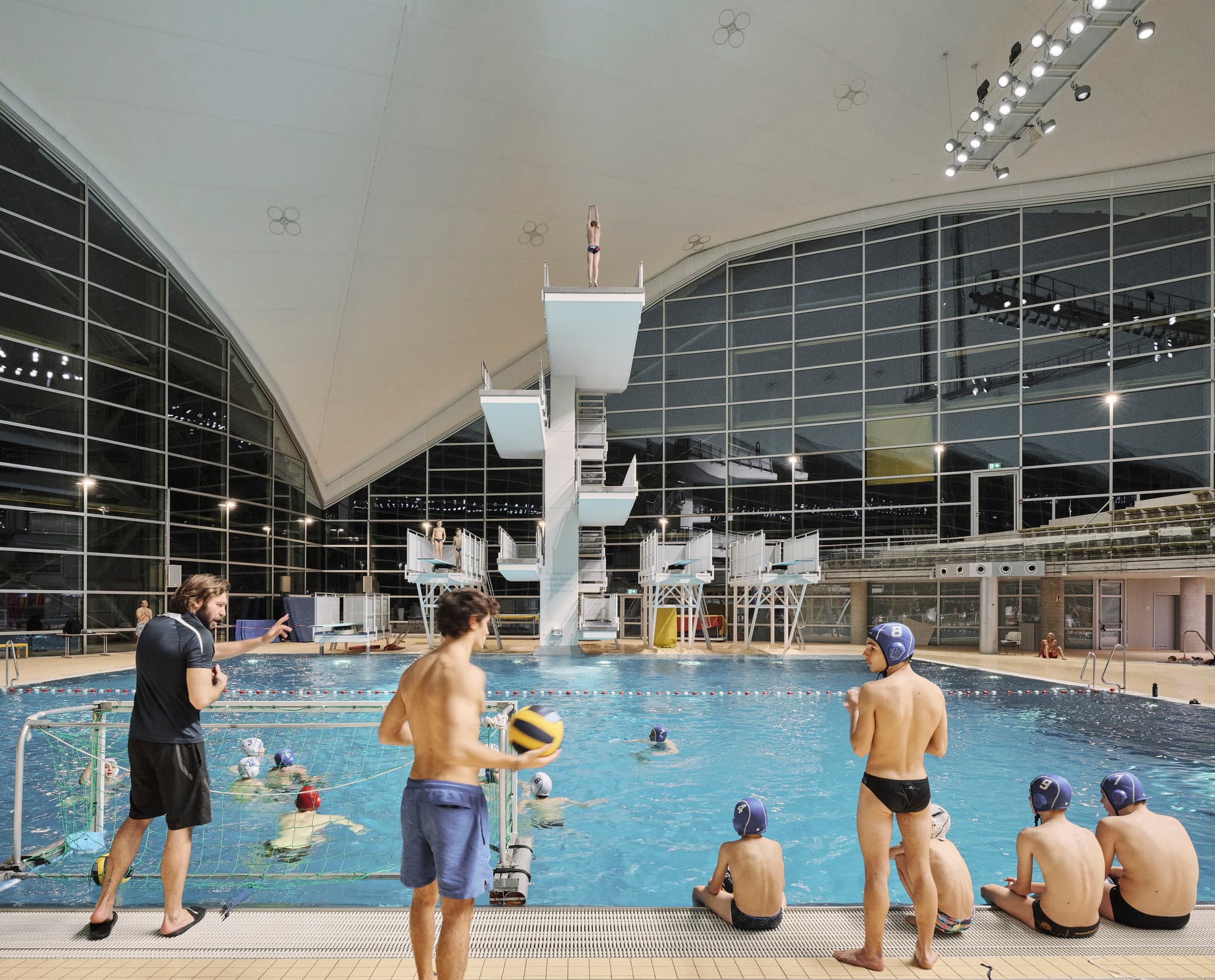 LED-Beleuchtung im Aquatic Centre, Olympiapark München, für verbesserte Energieeffizienz und Sehkomfort.