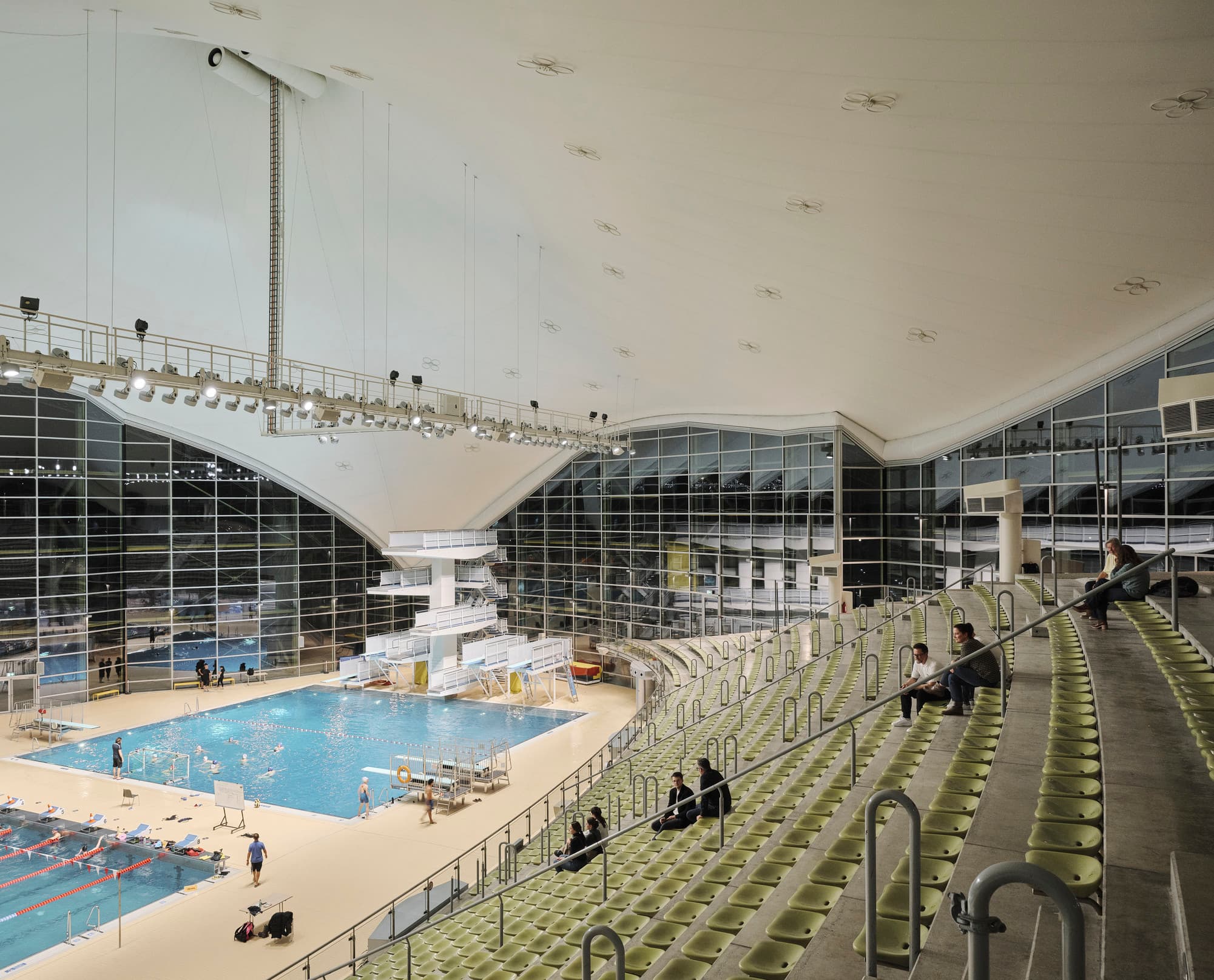 LED-Beleuchtung im Aquatic Centre München, für Energieeffizienz und Sehkomfort.