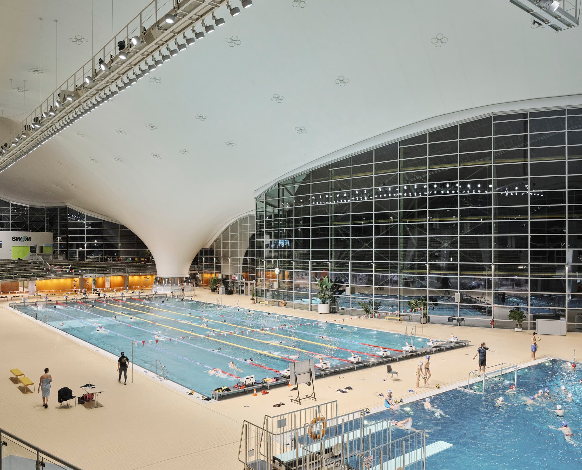 LED-Beleuchtung im Aquatic Centre, Olympiapark München, für verbesserte Energieeffizienz und Sehkomfort.