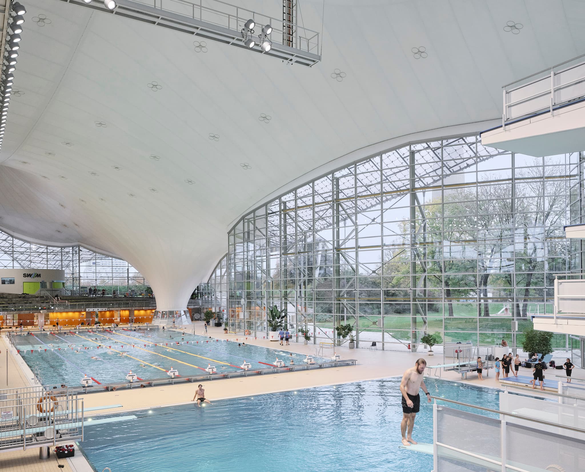 Olympia Schwimmhalle München mit ERCO LED-Beleuchtung für hohe Energieeffizienz und Sehkomfort.