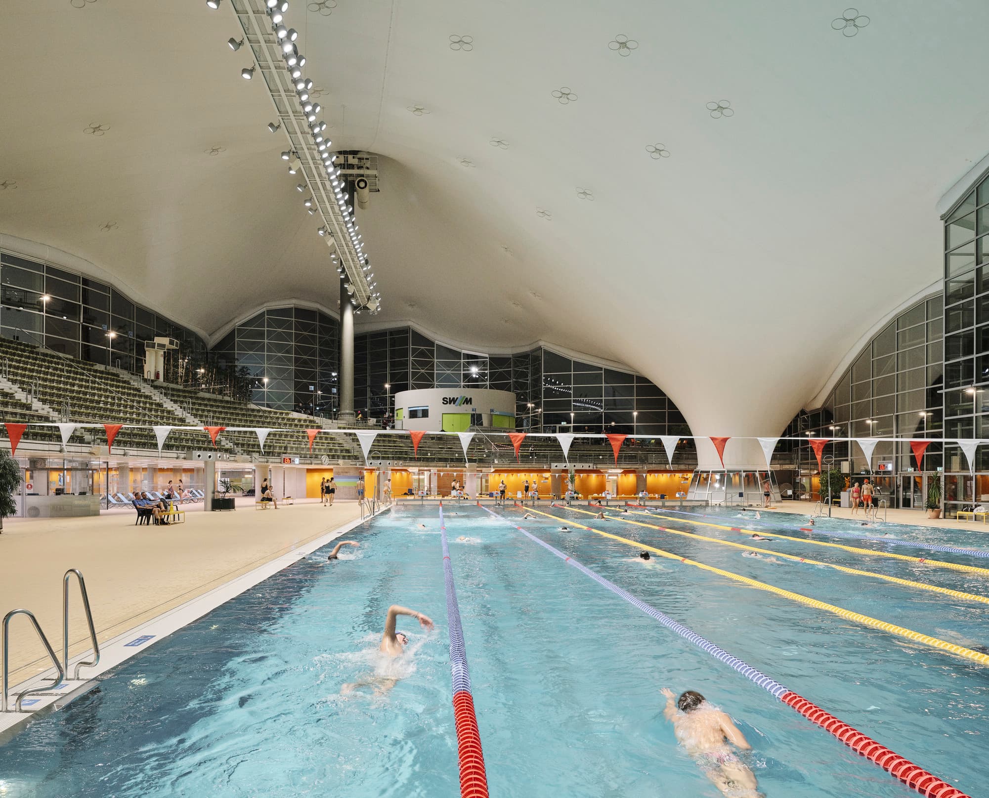 LED-Beleuchtung im Aquatic Centre, Olympiapark München, für verbesserte Energieeffizienz und Sehkomfort.