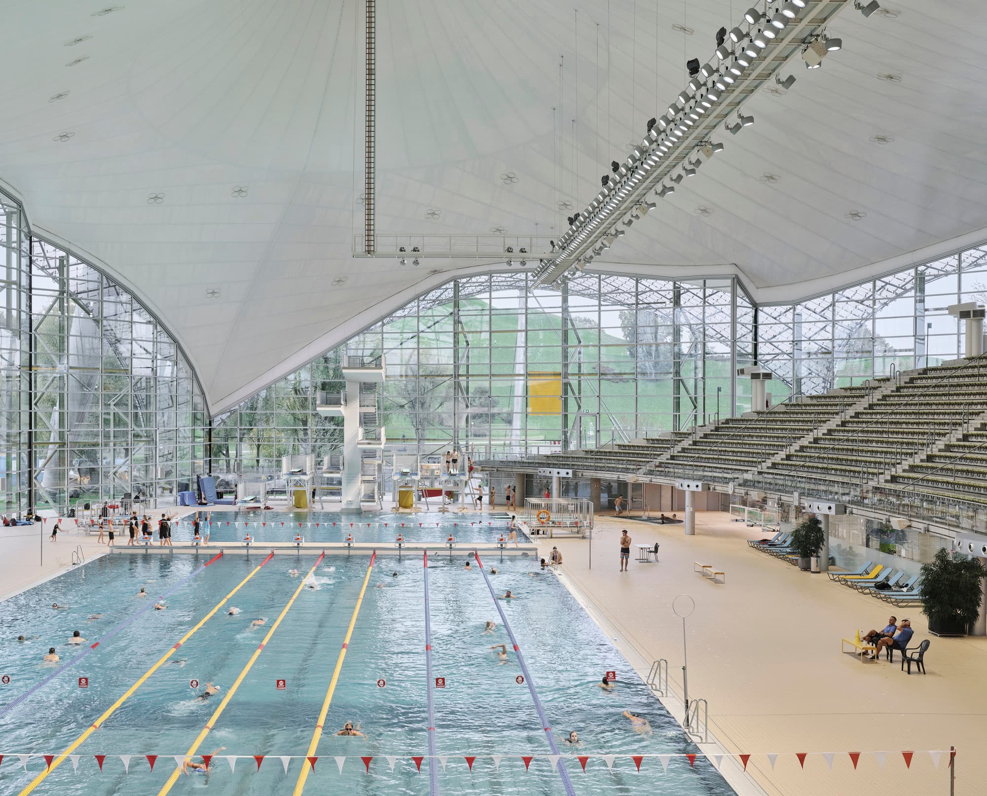 Olympia Schwimmhalle München mit ERCO Kona LED Strahlern für energieeffiziente Beleuchtung.